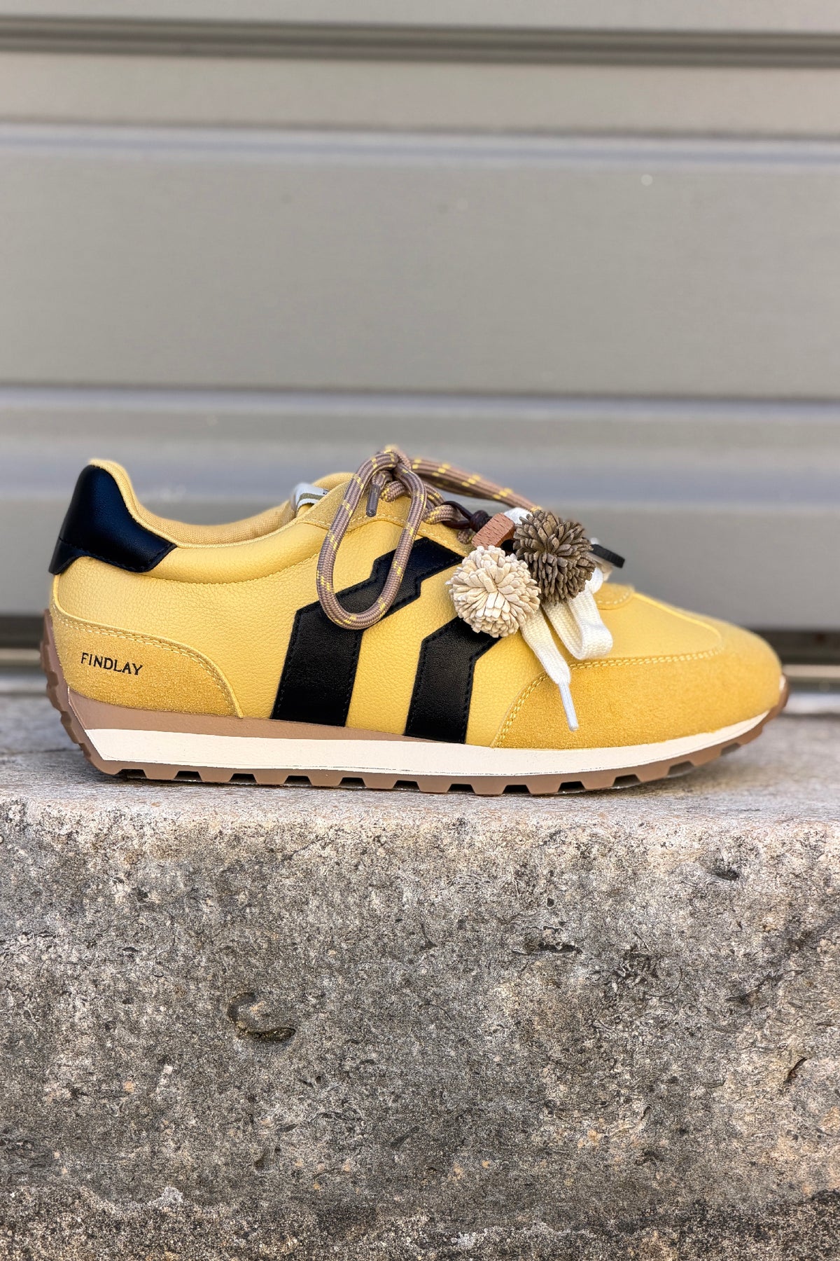 Baskets style running jaune moutarde effet daim à rayures et lacets bicolores taupe