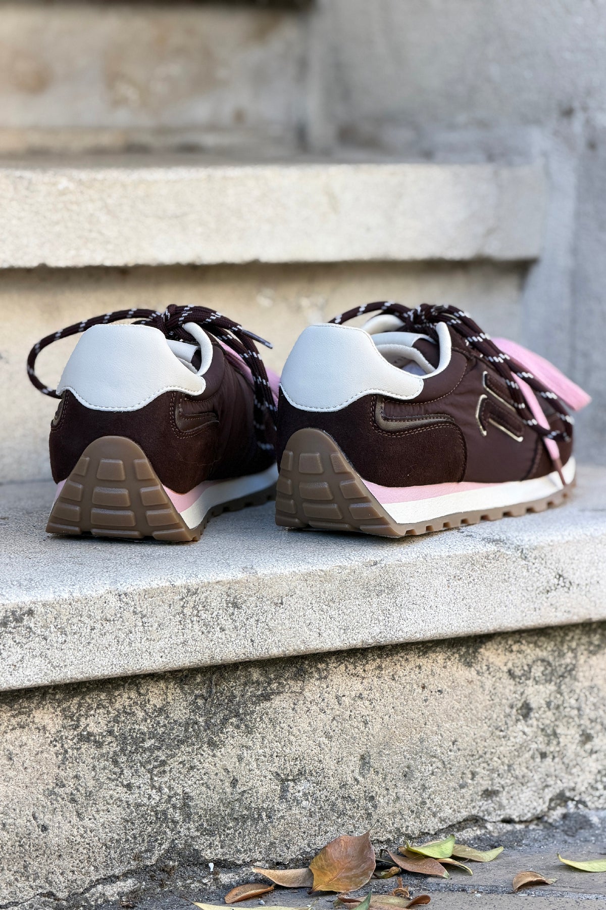 Baskets style running marron effet daim à rayures et lacets bicolores rose