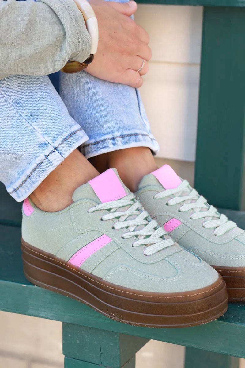 Zapatillas verde salvia con plataforma de rayas y tacón rosa