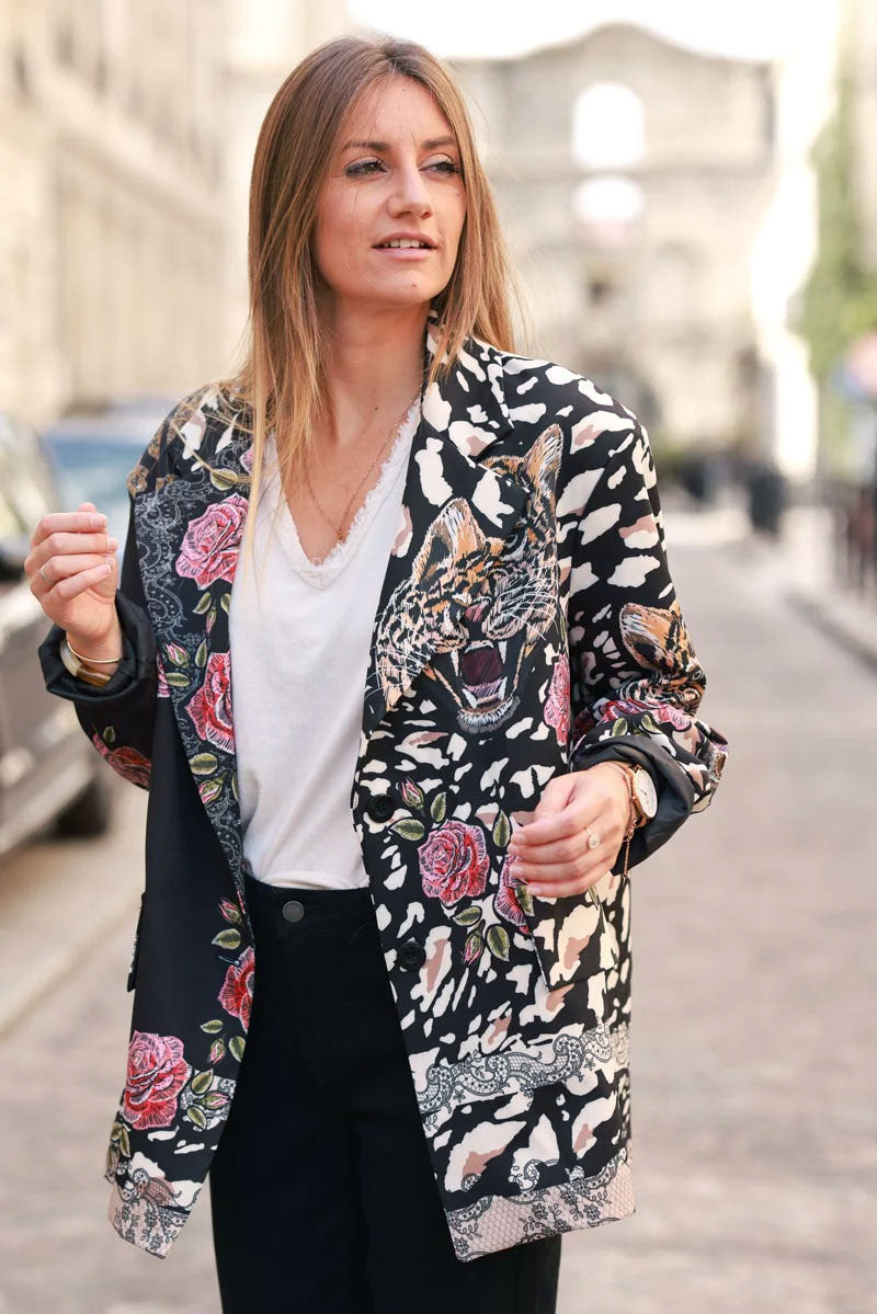 Chaqueta blazer holgada negra con estampado de leopardo tigre y flores.