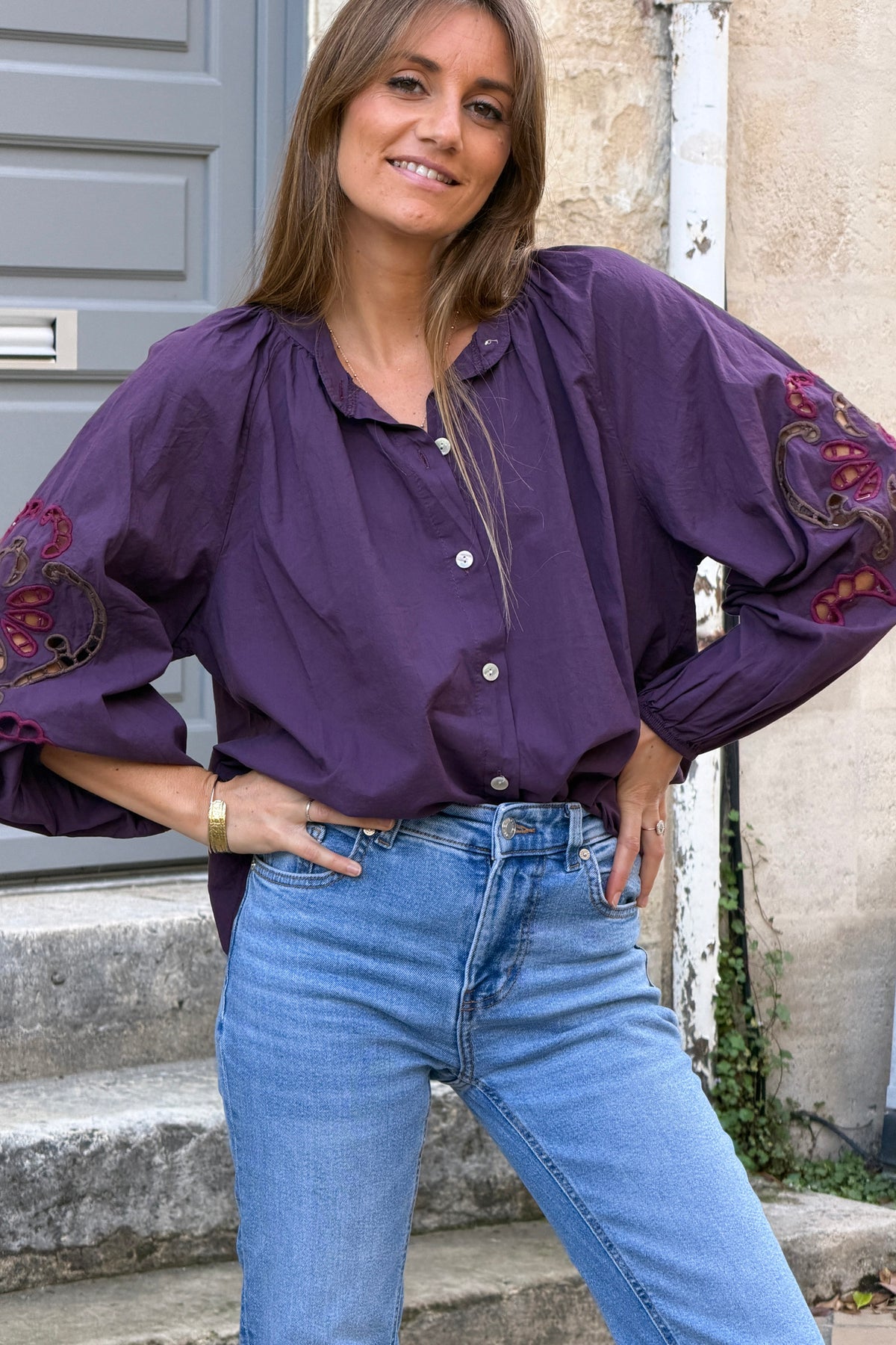 Blouse aubergine en coton à boutons broderie ajourée aux manches