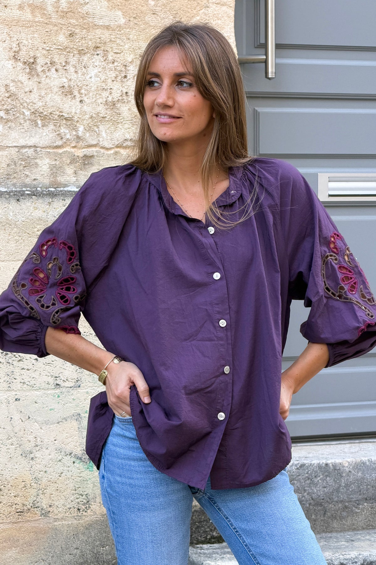 Blouse aubergine en coton à boutons broderie ajourée aux manches