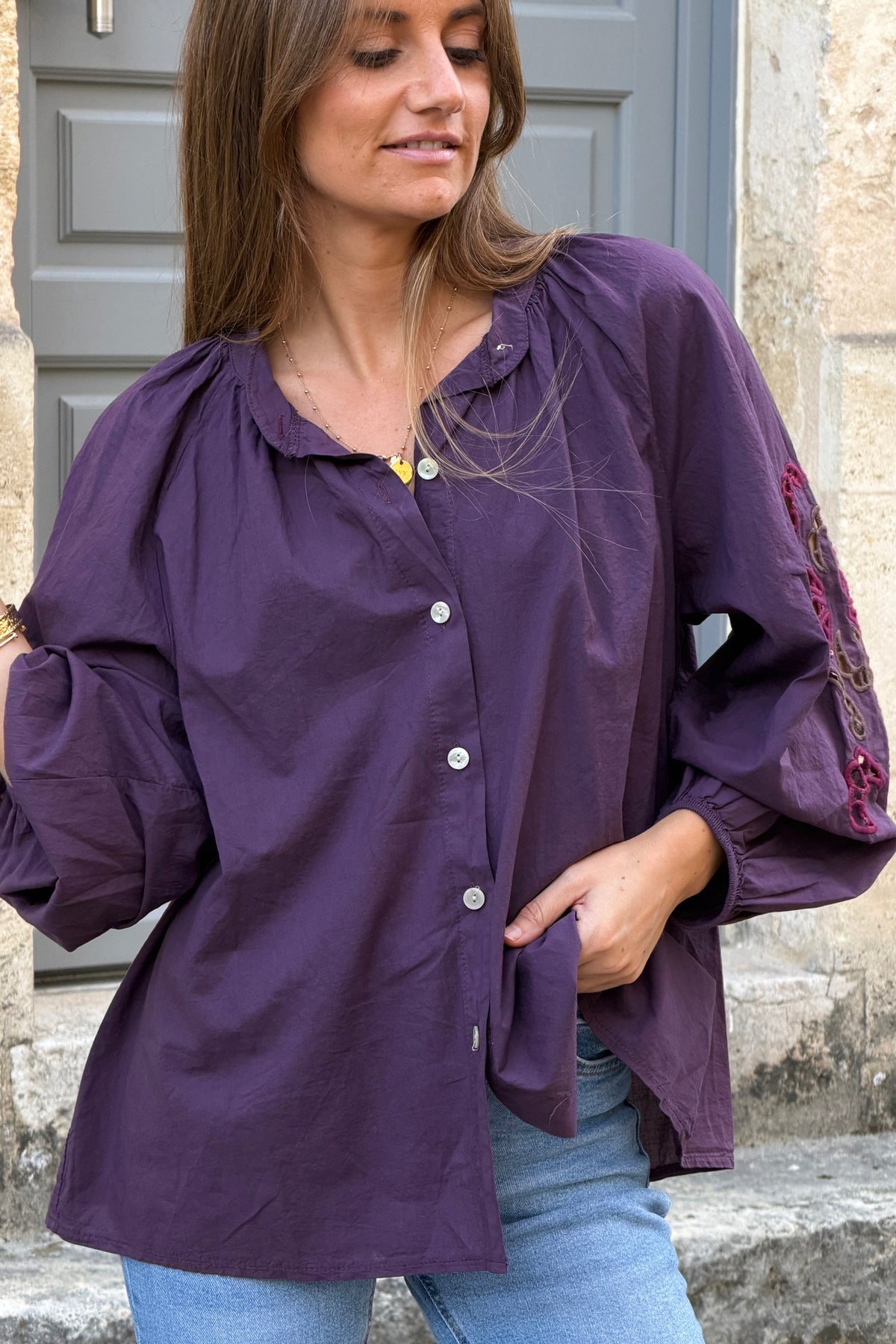 Blouse aubergine en coton à boutons broderie ajourée aux manches