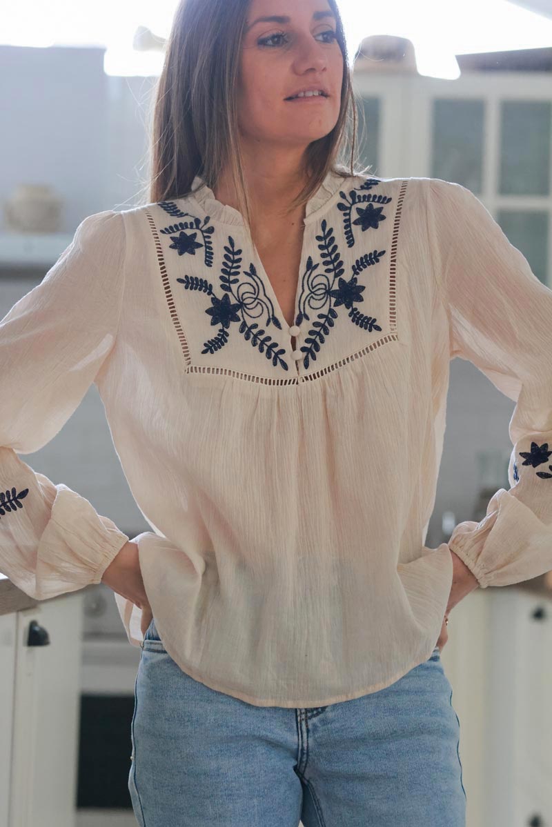 Blouse beige en coton gaufré broderie fleurs col avec petits boutons