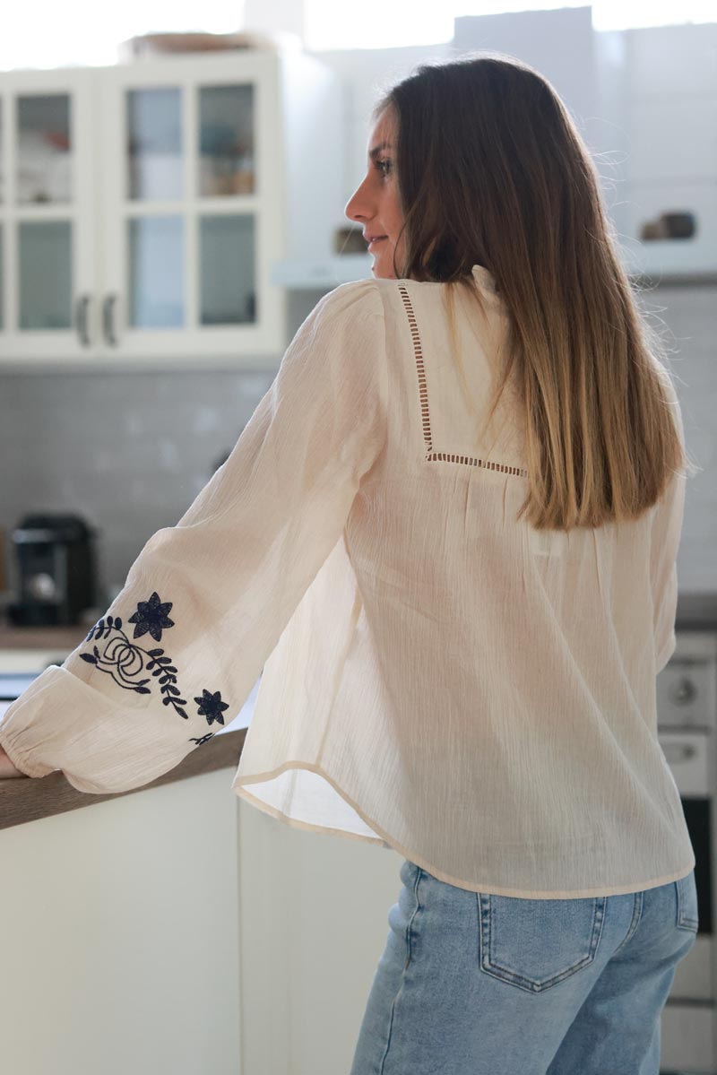 Blouse beige en coton gaufré broderie fleurs col avec petits boutons