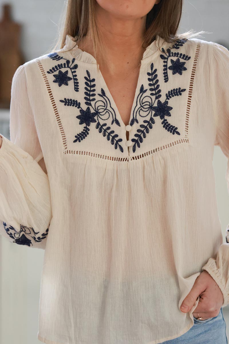 Blouse beige en coton gaufré broderie fleurs col avec petits boutons