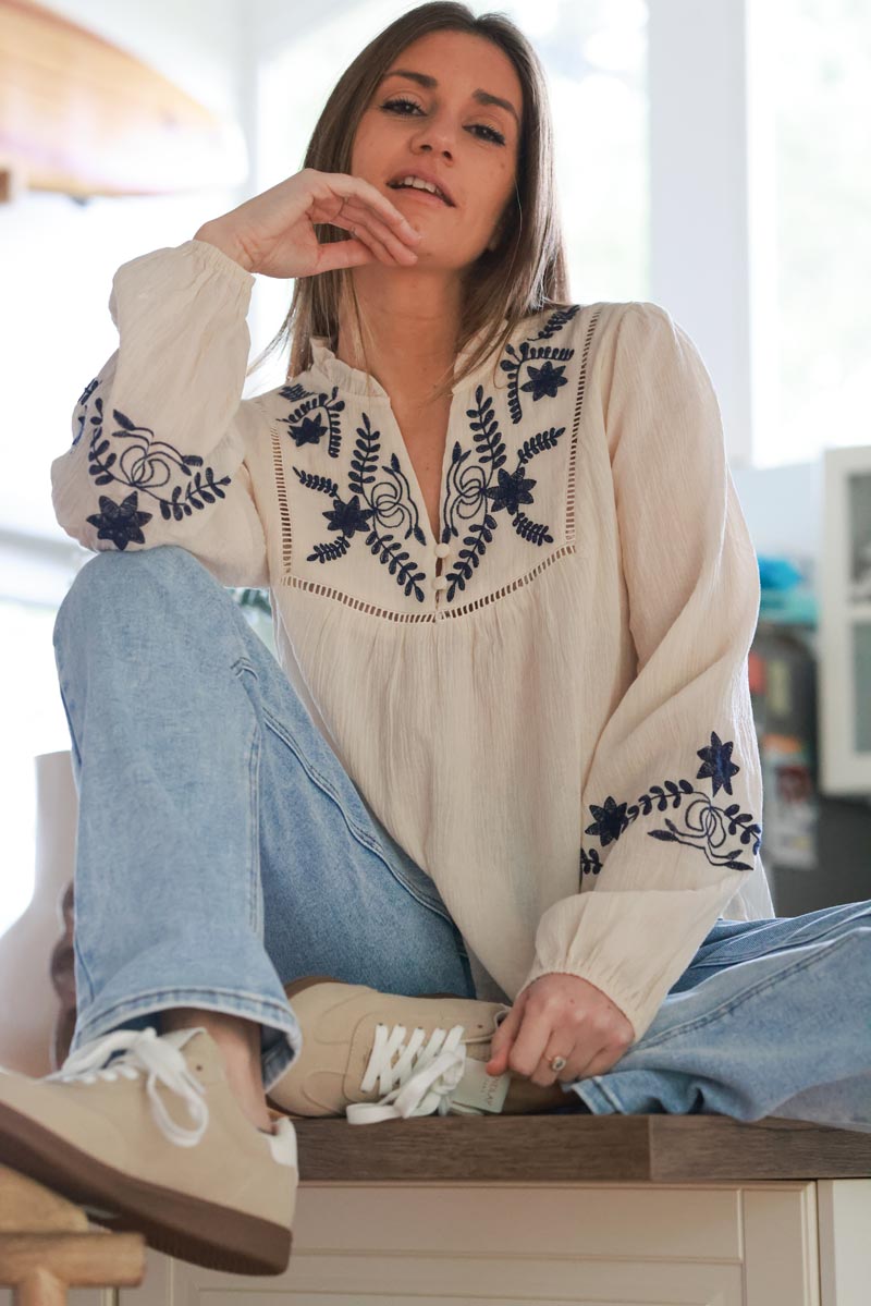 Blouse beige en coton gaufré broderie fleurs col avec petits boutons