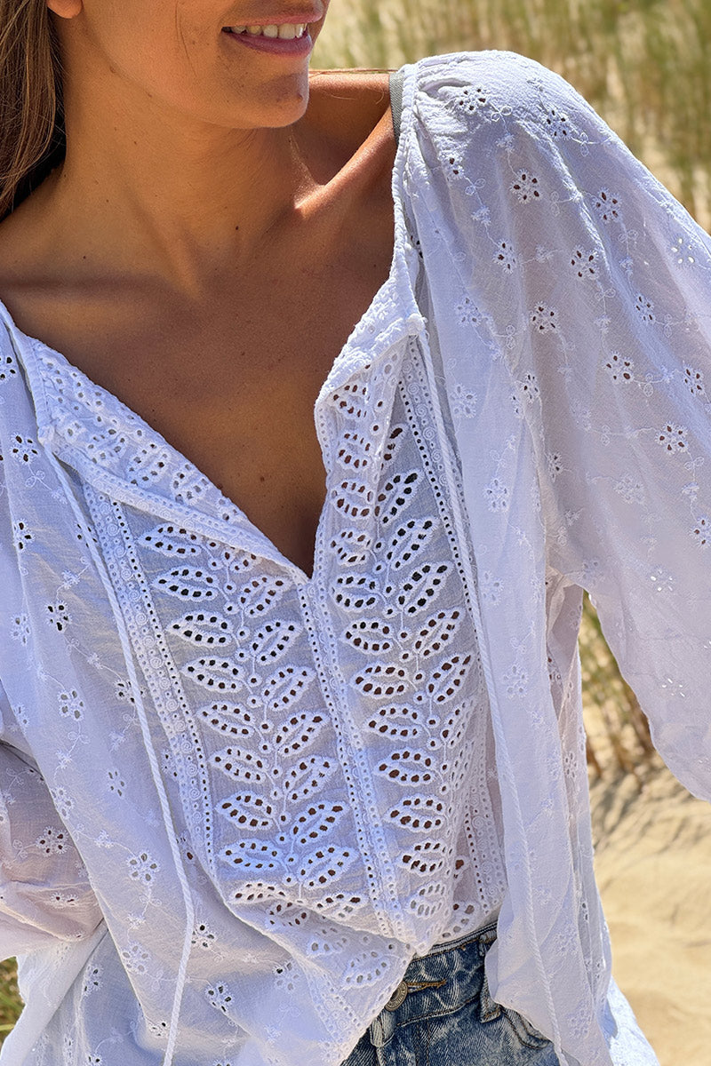 Blouse blanche broderie anglaise et petites fleurs col pompons