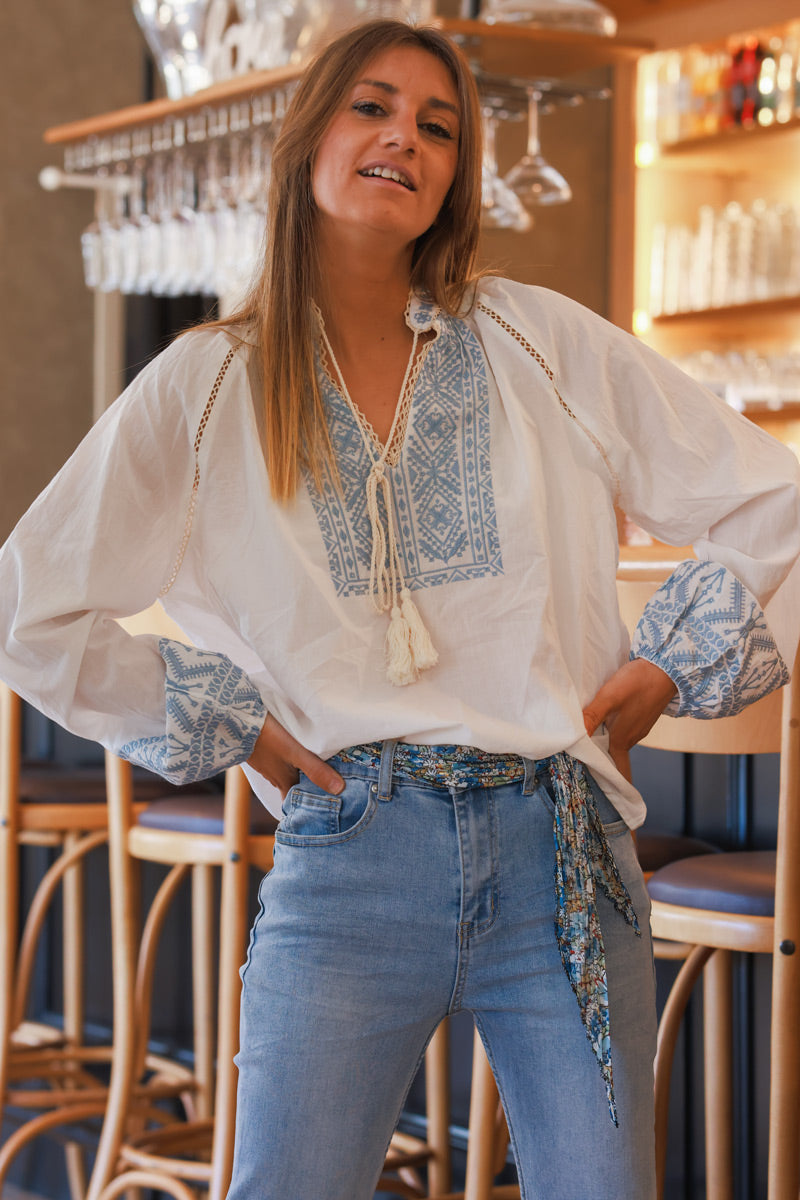 Blouse blanche col et manches broderie ethnique bleu ciel