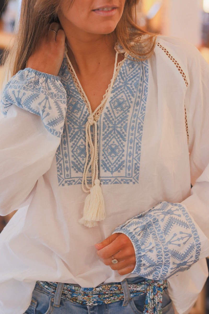 Blouse blanche col et manches broderie ethnique bleu ciel