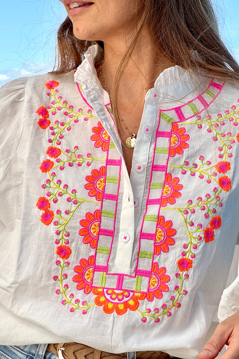 Blouse blanche col petits boutons plastron et manches broderie fleurs