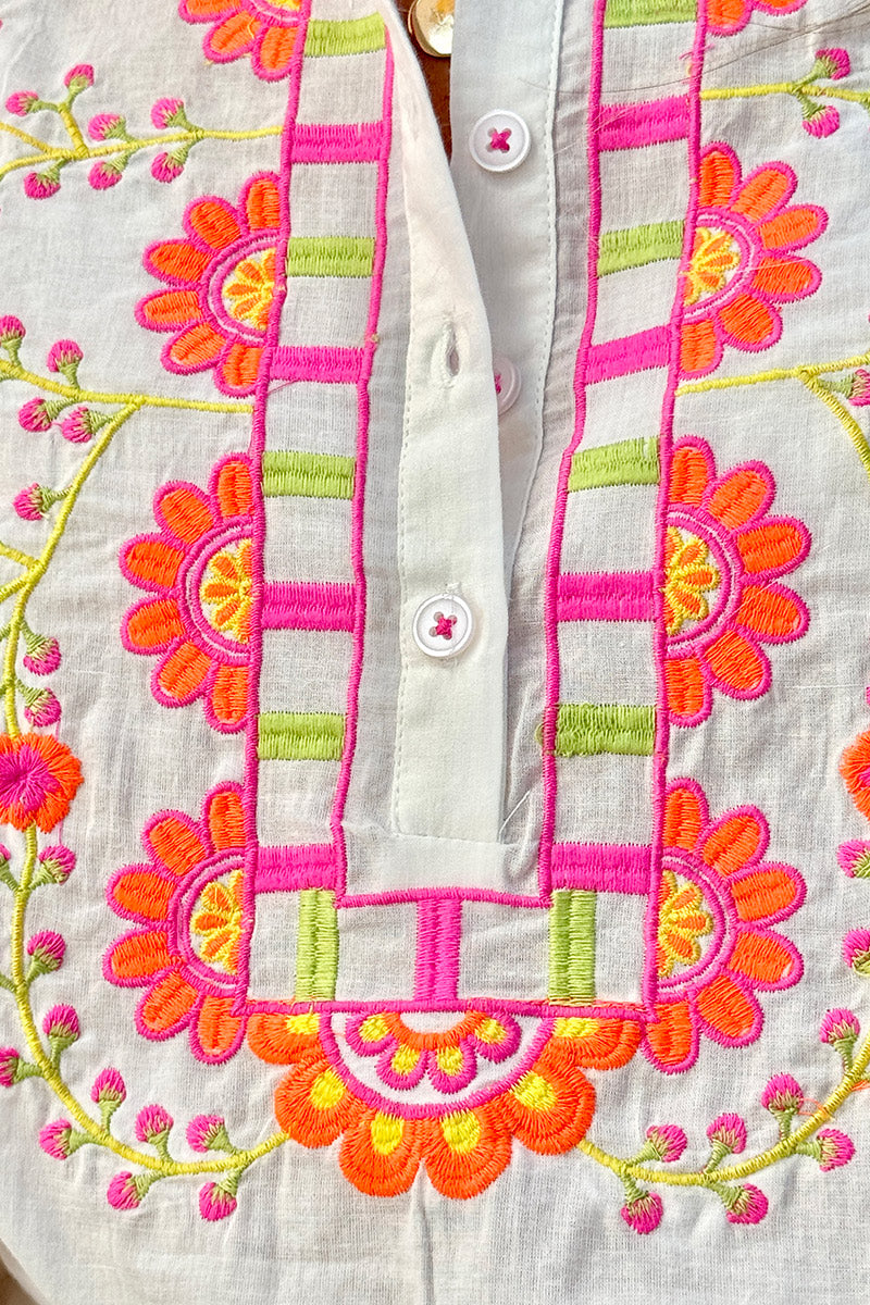 Blouse blanche col petits boutons plastron et manches broderie fleurs