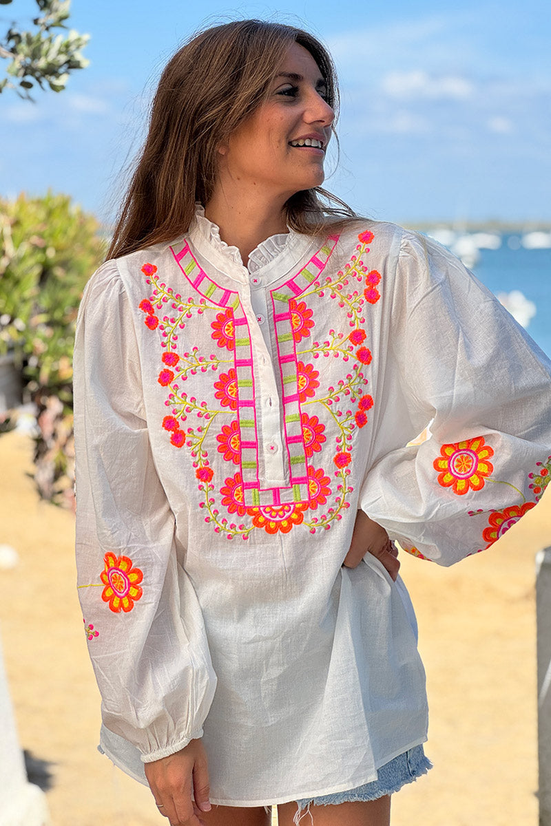 Blouse blanche col petits boutons plastron et manches broderie fleurs