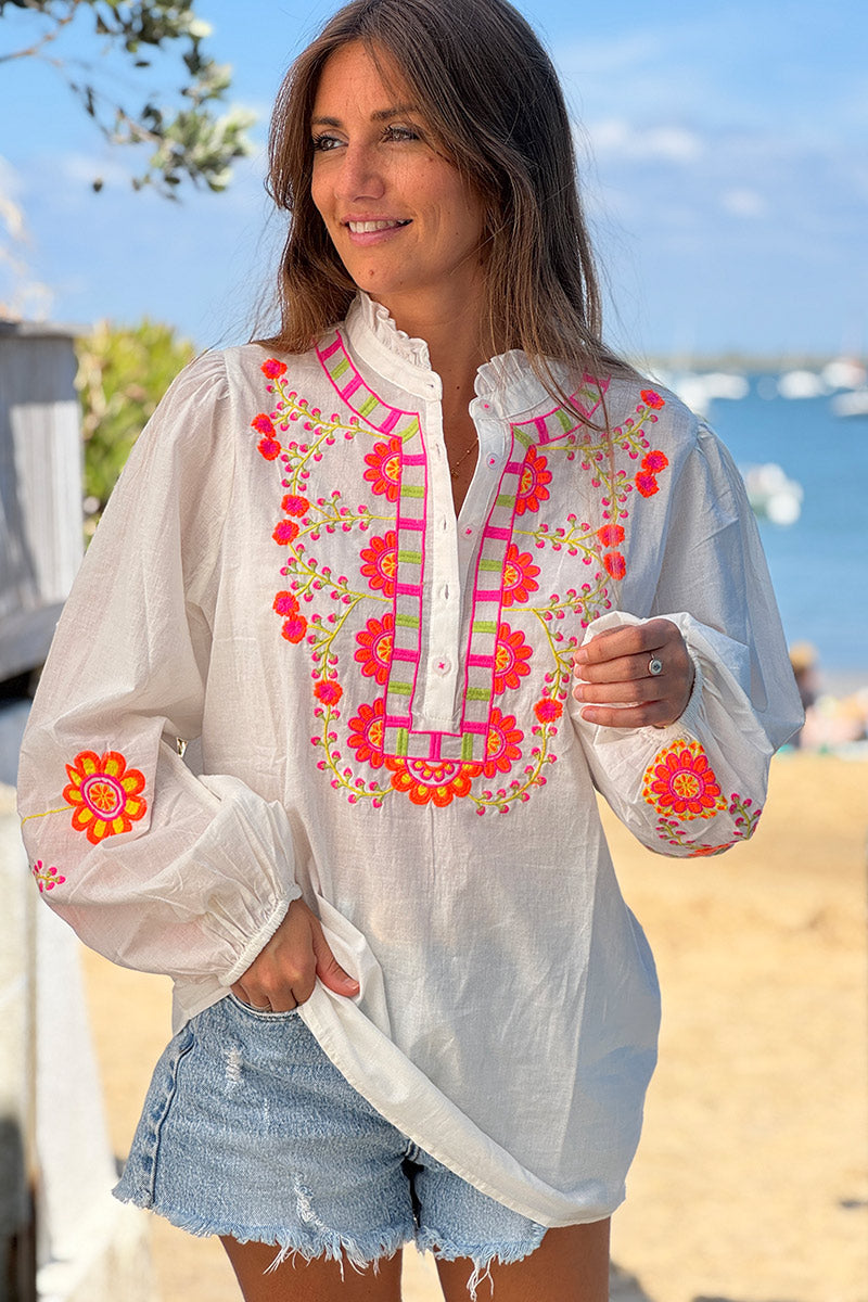 Blouse blanche col petits boutons plastron et manches broderie fleurs