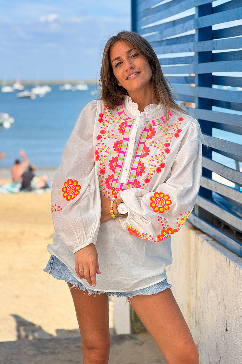 Blouse blanche col petits boutons plastron et manches broderie fleurs