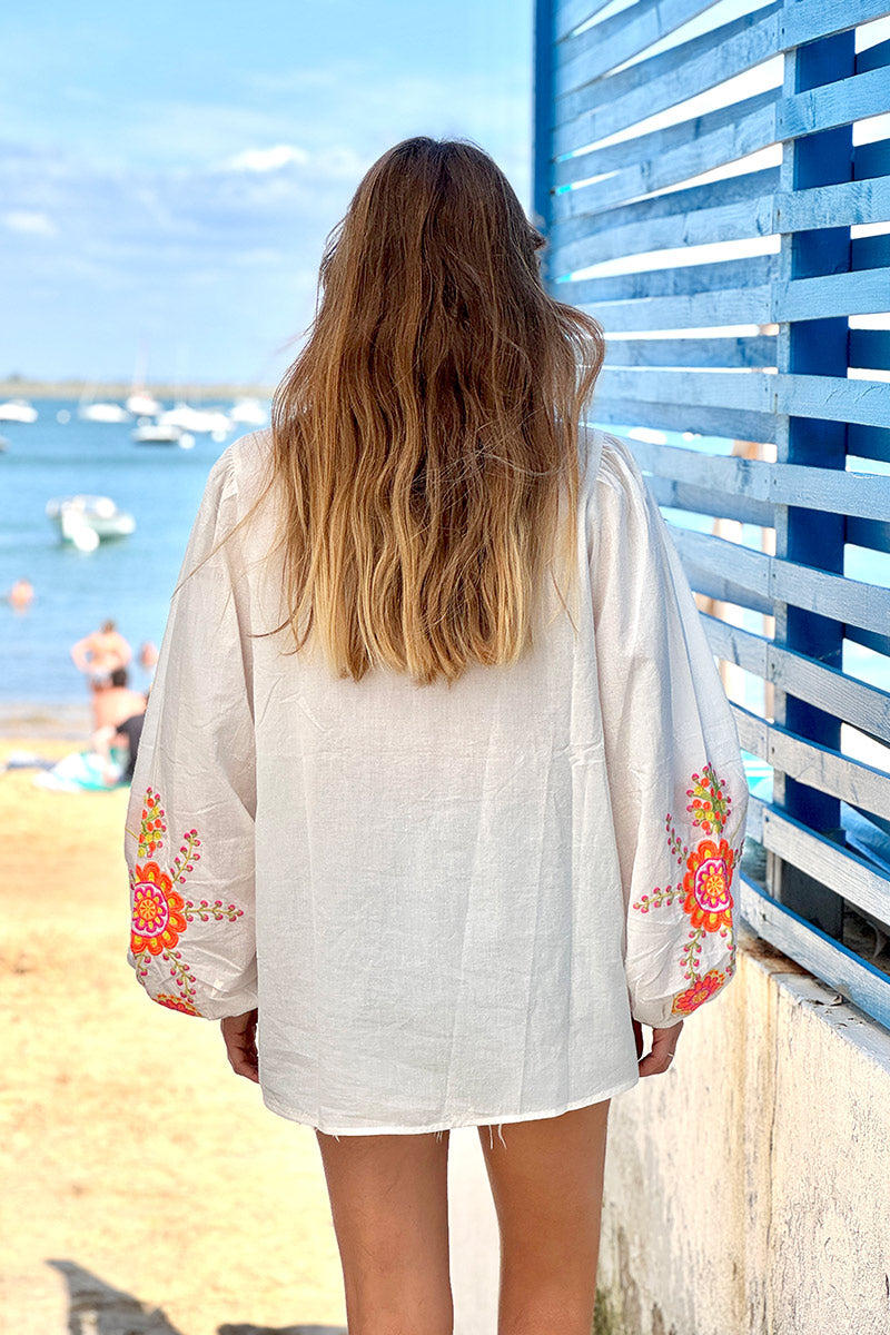 Blouse blanche col petits boutons plastron et manches broderie fleurs
