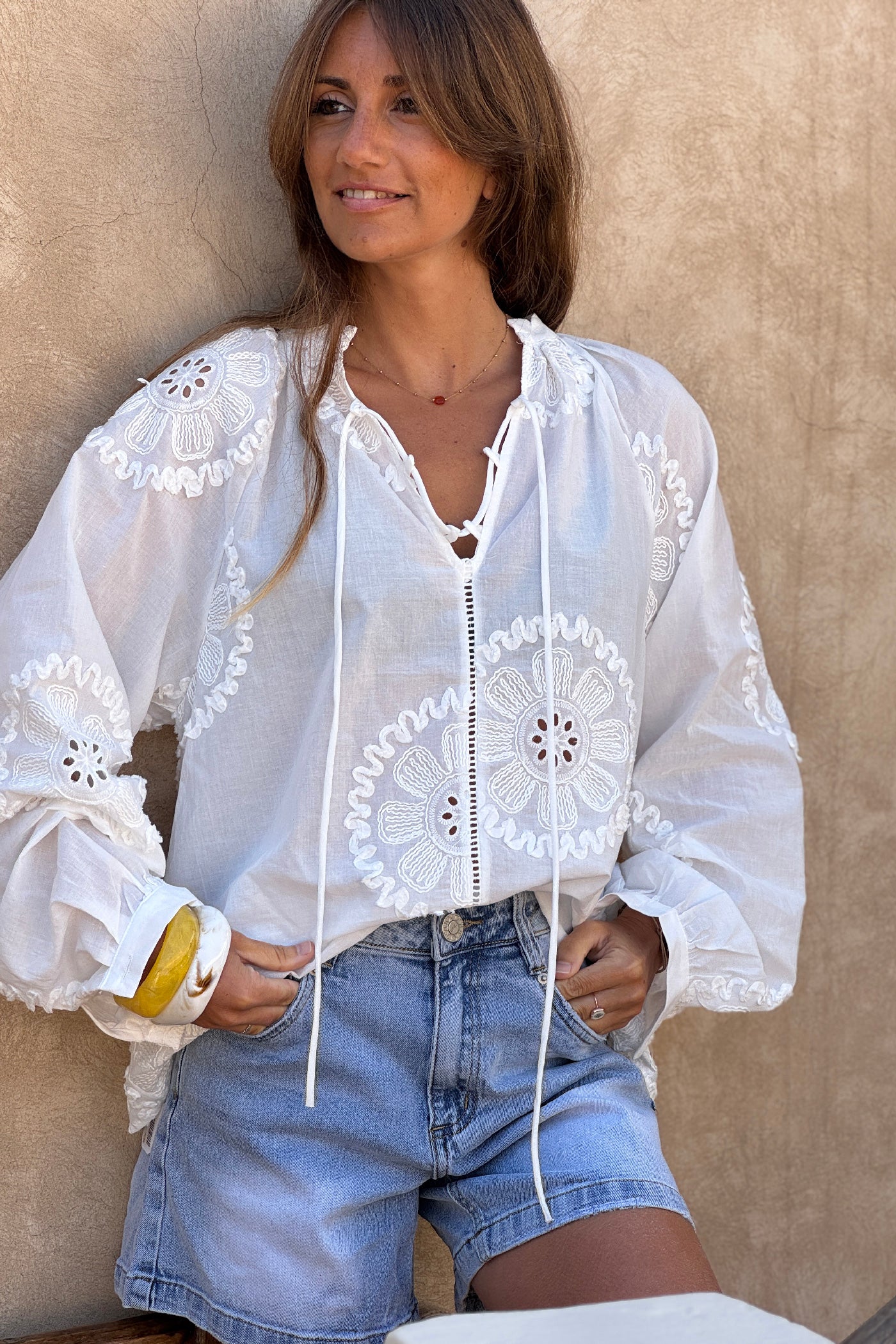 Blouse blanche en coton broderie anglaise rosace col lacet