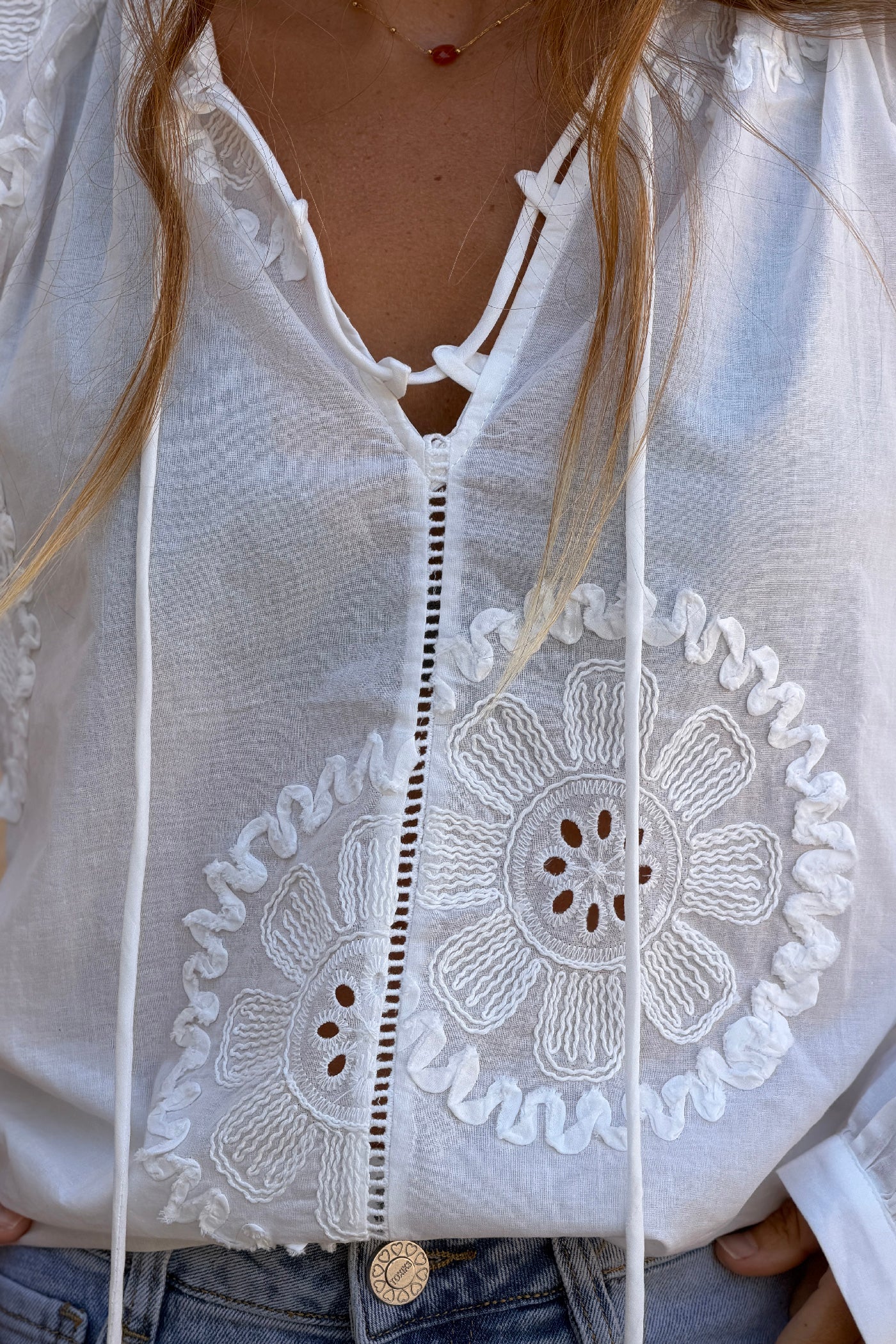 Blouse blanche en coton broderie anglaise rosace col lacet