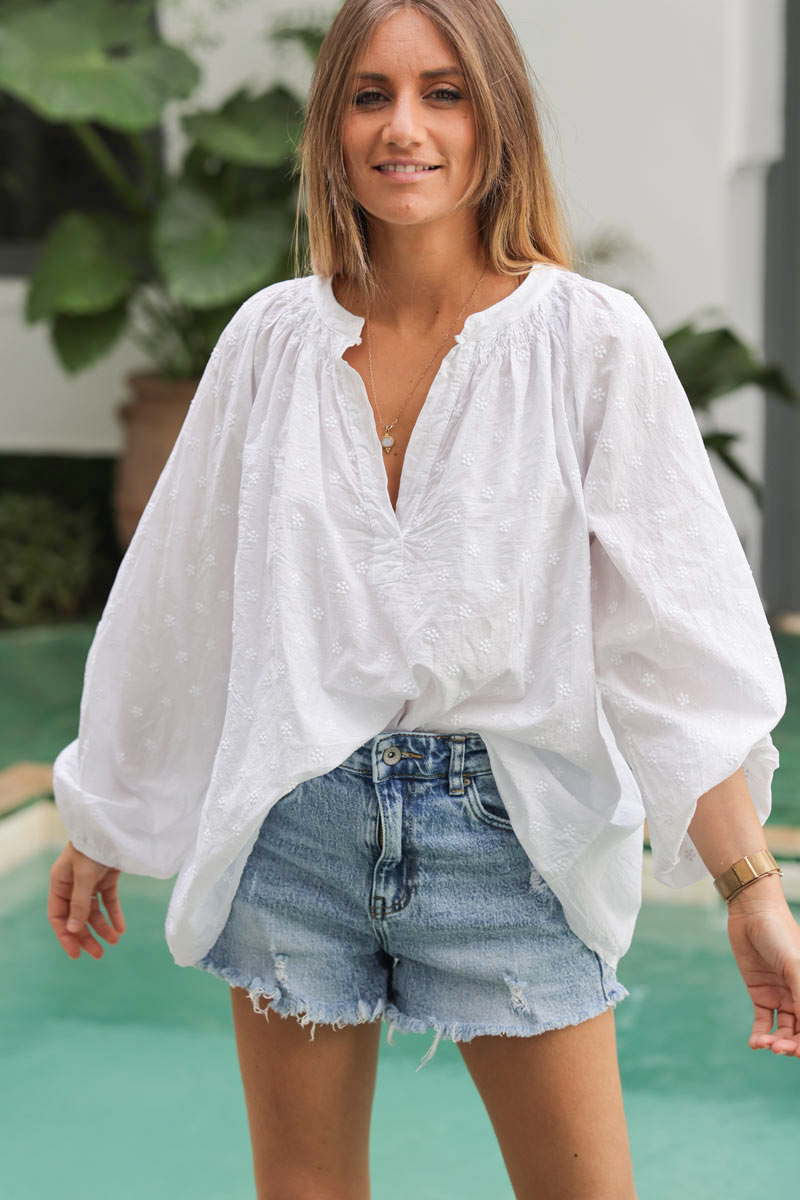 White v-neck blouse with small embroidered plumetis daisies