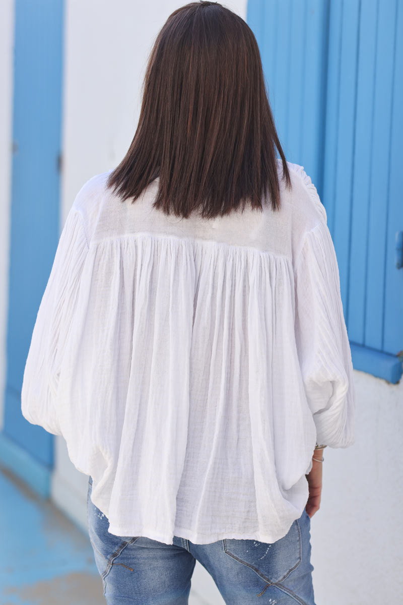 Blusa ancha blanca de gasa de algodón con mangas murciélago