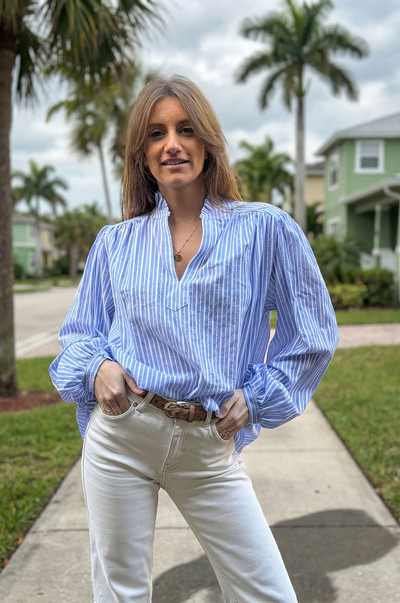 Blouse bleu ciel en coton a rayures détails ajourés col froufrous