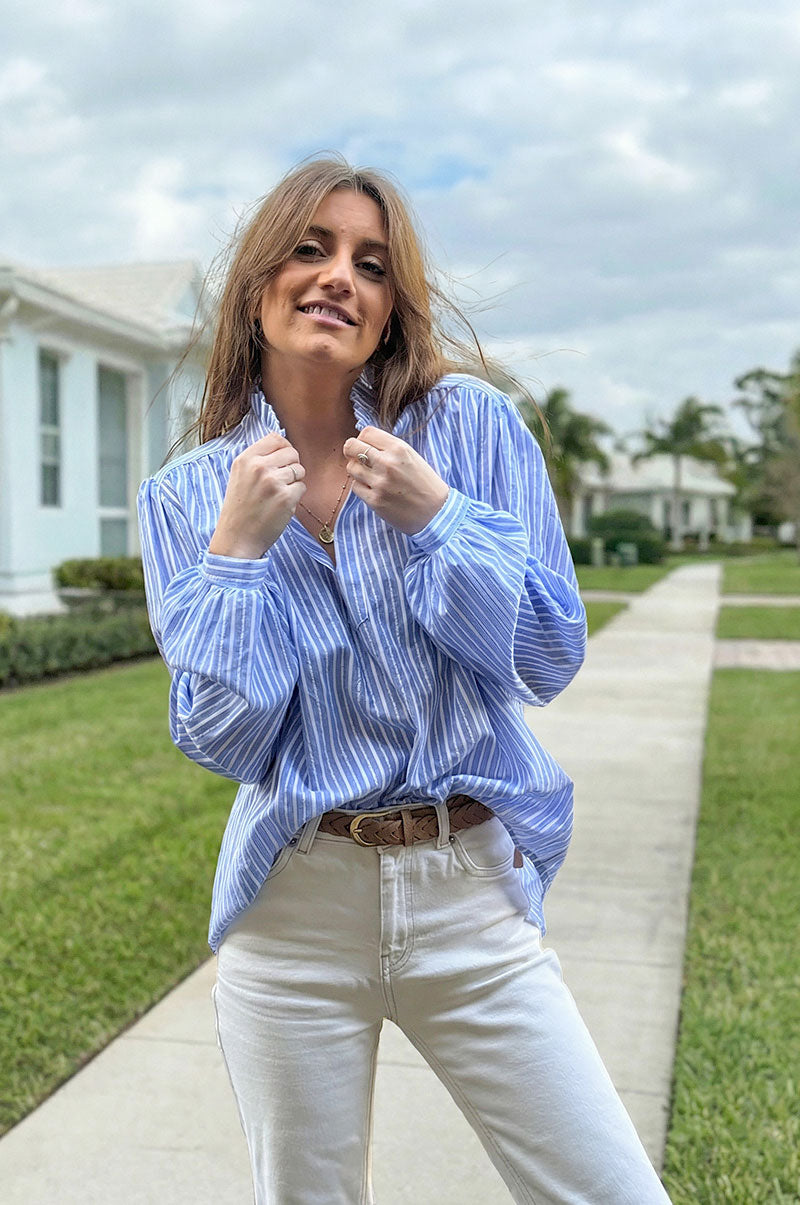 Blouse bleu ciel en coton a rayures détails ajourés col froufrous