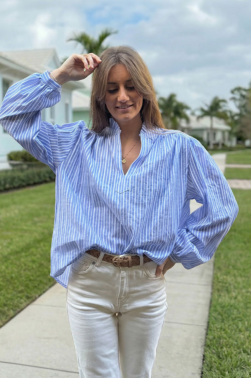 Blouse bleu ciel en coton a rayures détails ajourés col froufrous