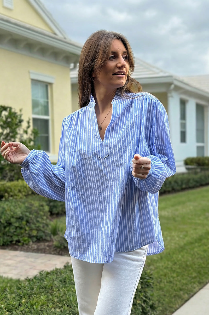 Blouse bleu ciel en coton a rayures détails ajourés col froufrous