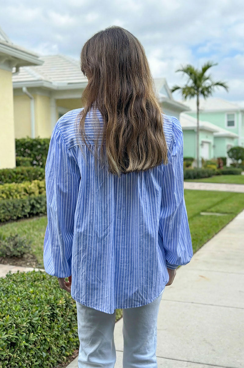 Blouse bleu ciel en coton a rayures détails ajourés col froufrous