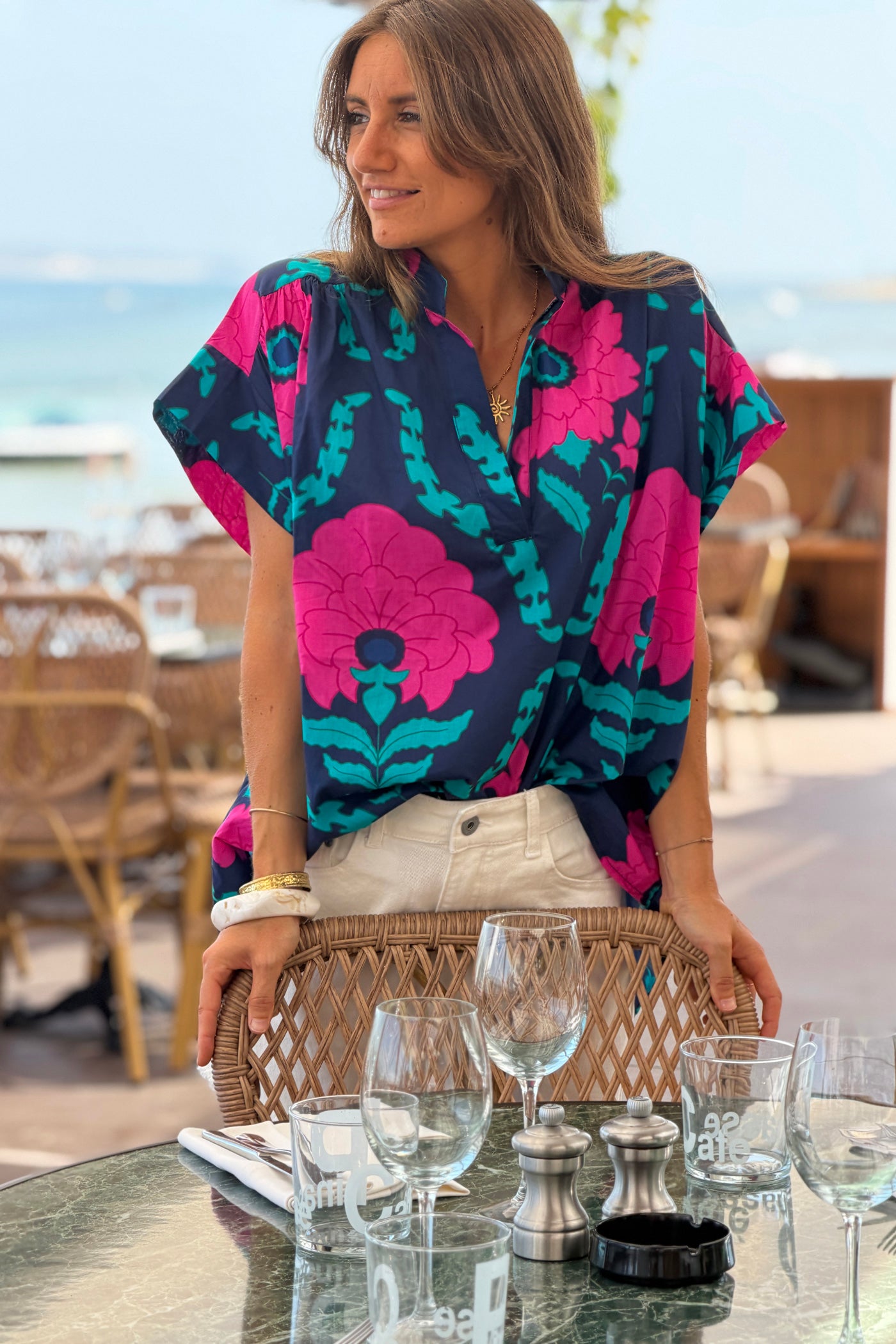 Blouse bleu marine grosses fleurs fuchsia col v
