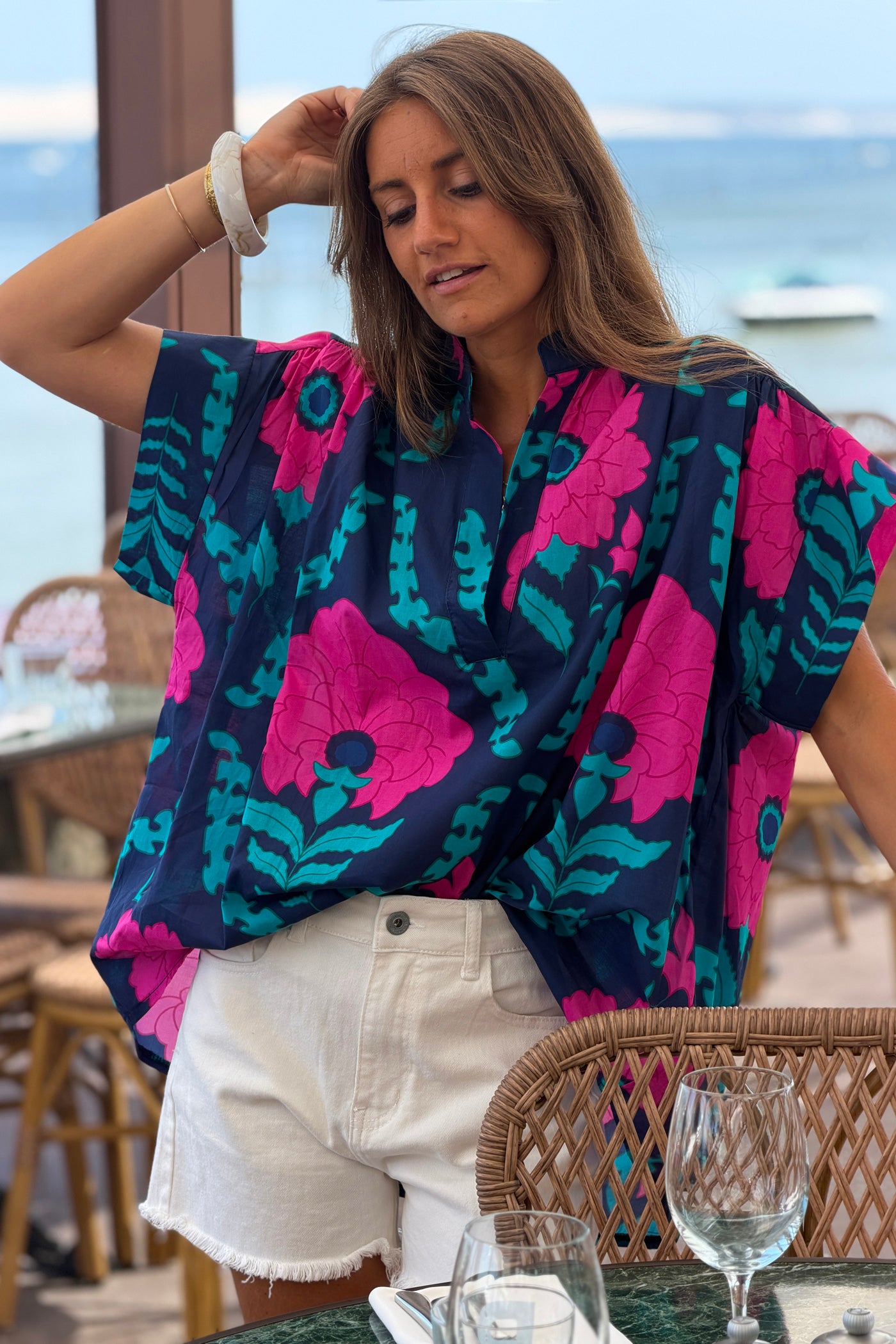 Blouse bleu marine grosses fleurs fuchsia col v