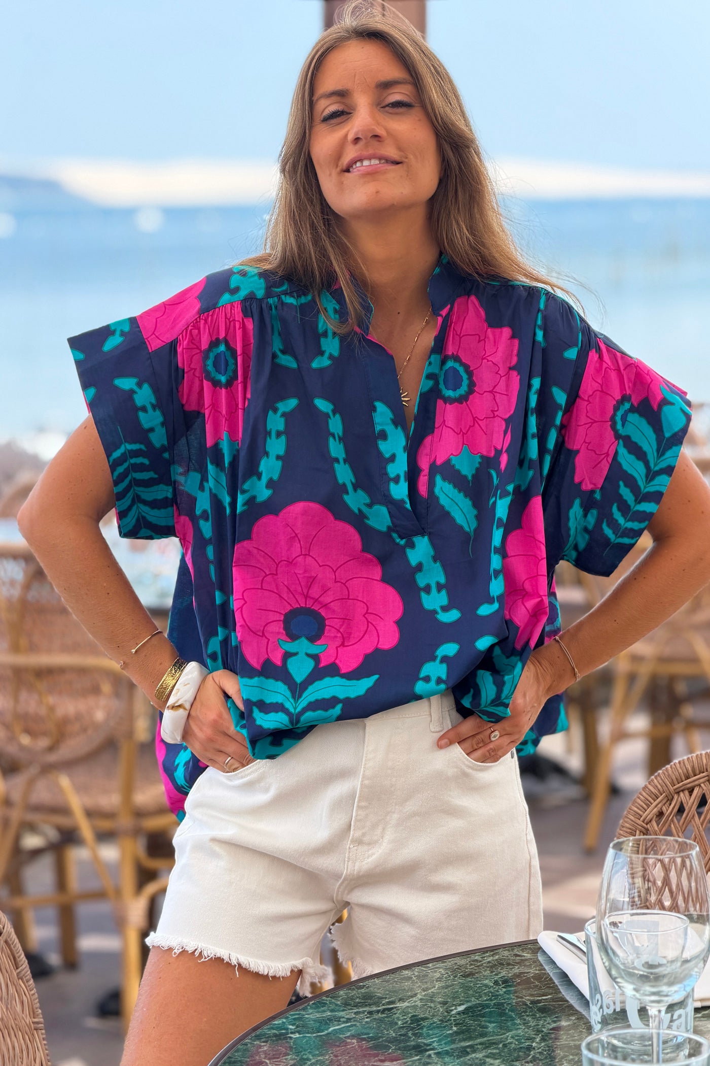 Blouse bleu marine grosses fleurs fuchsia col v