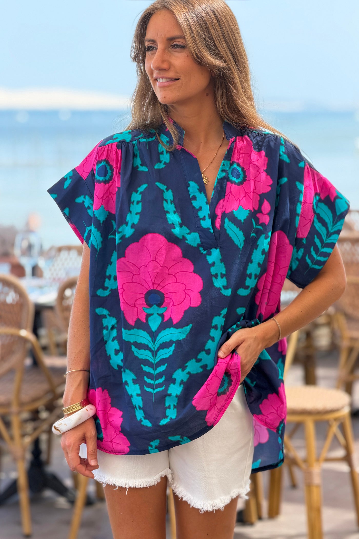 Blouse bleu marine grosses fleurs fuchsia col v