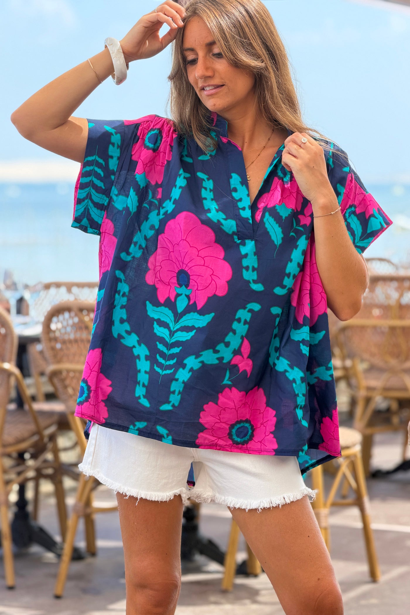 Blouse bleu marine grosses fleurs fuchsia col v