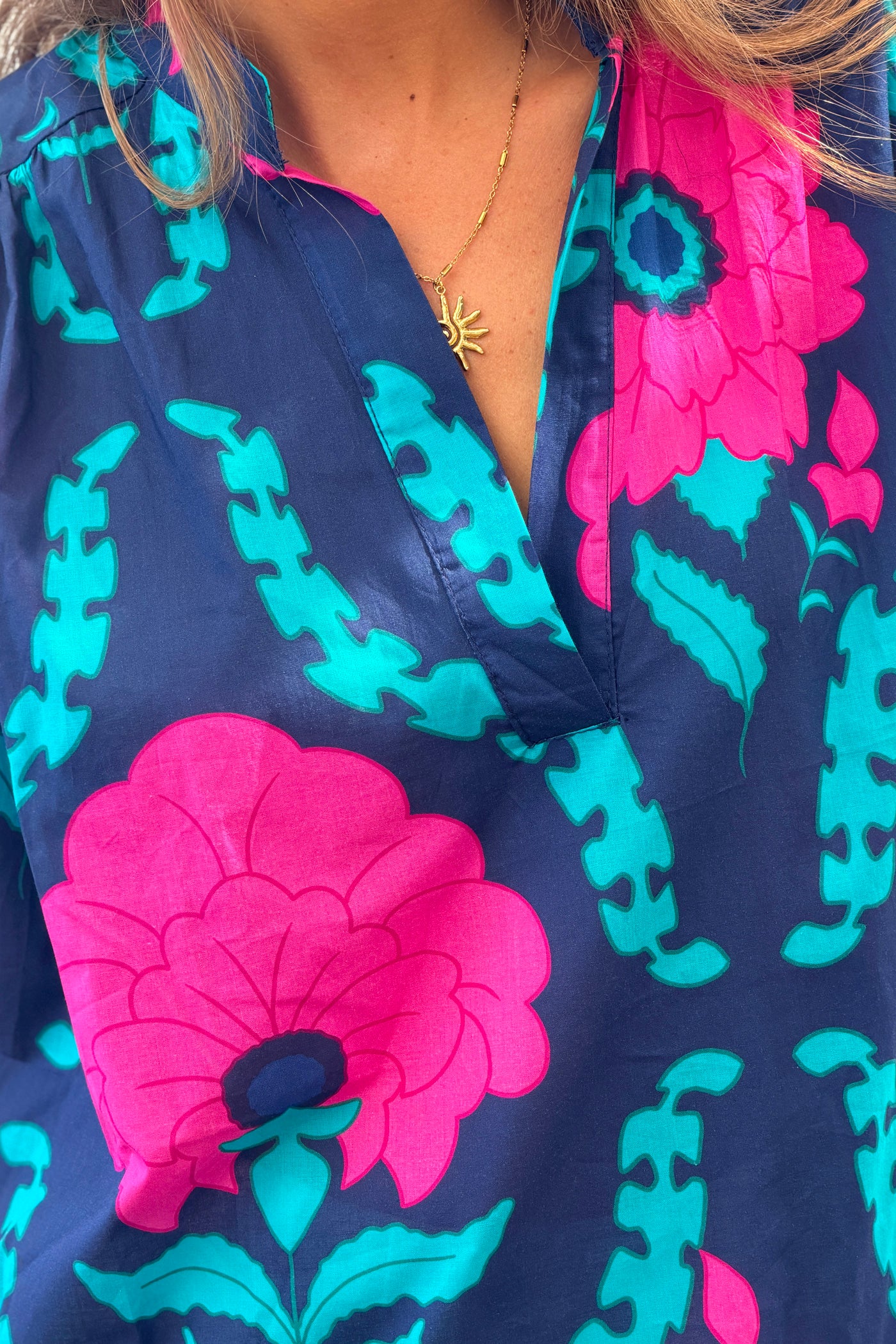Blouse bleu marine grosses fleurs fuchsia col v