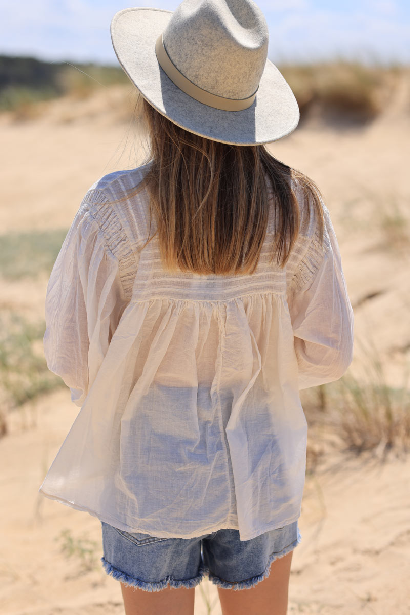 Blusa abotonada color crudo de algodón de corte fluido con detalle de cuello