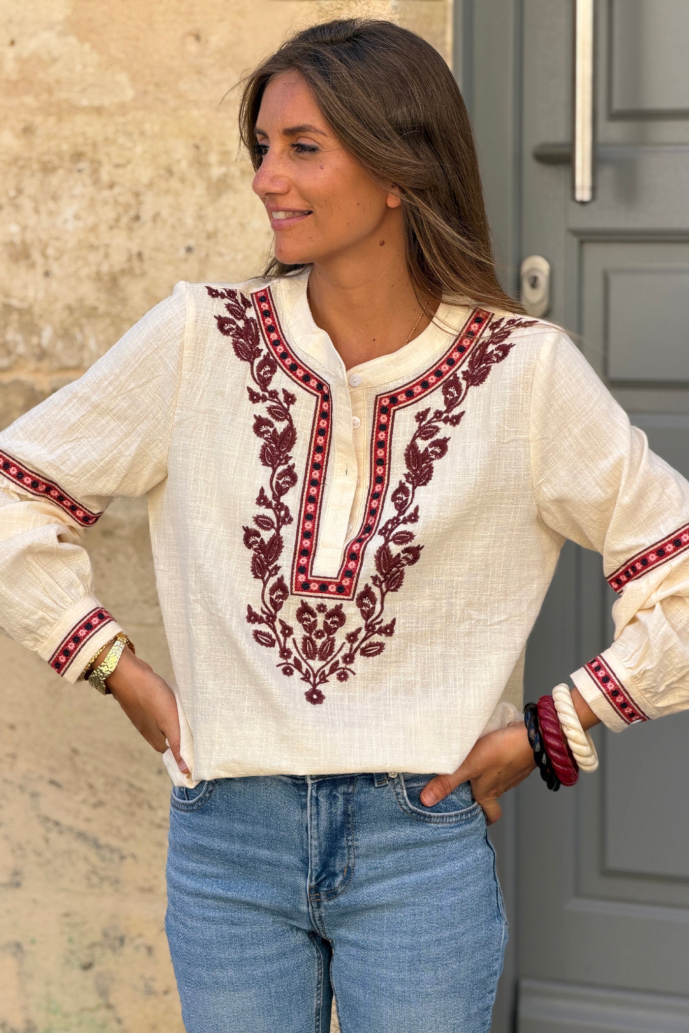 Blouse écru col broderie fleurs bordeaux et aubergine