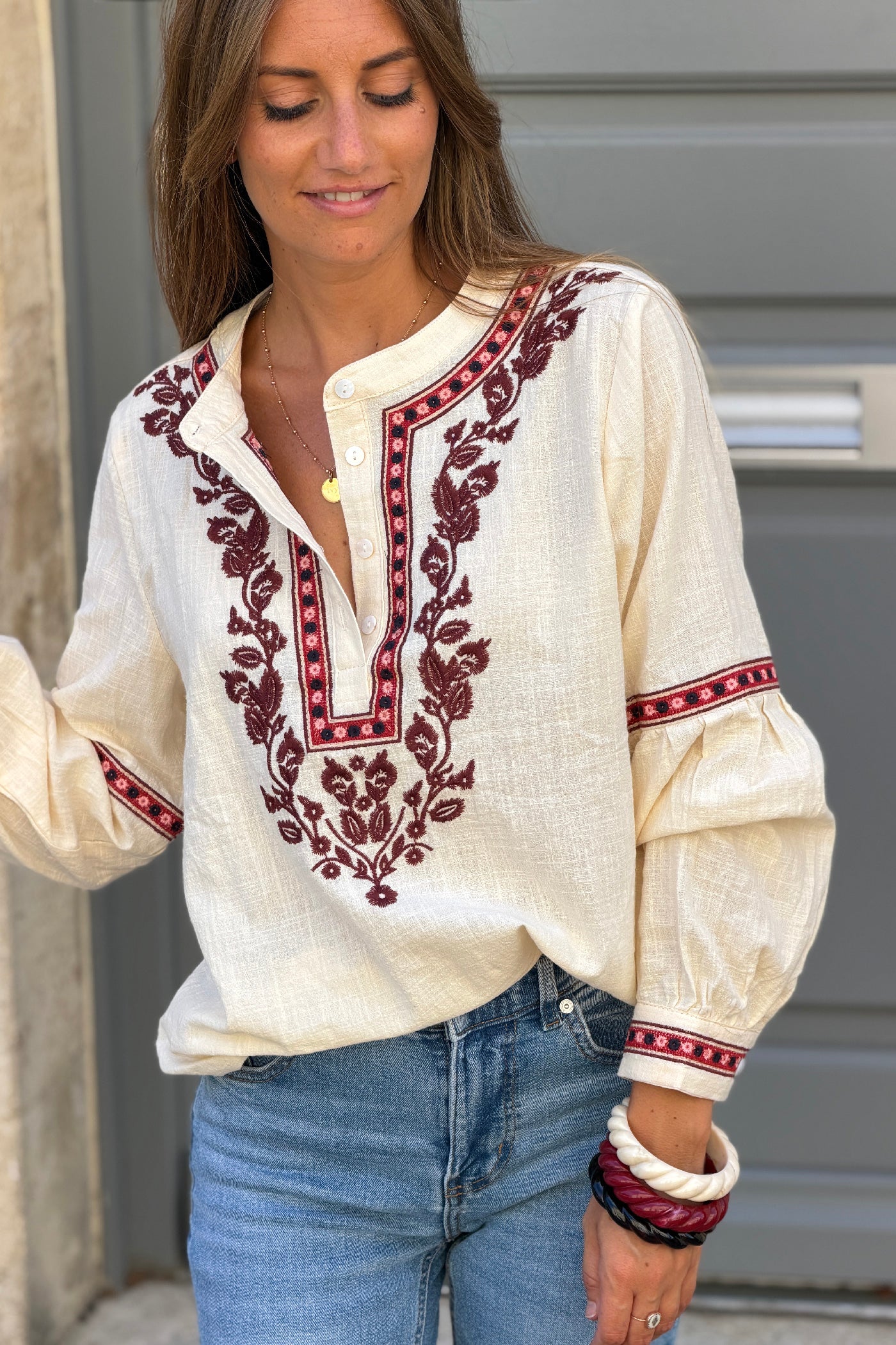 Blouse écru col broderie fleurs bordeaux et aubergine