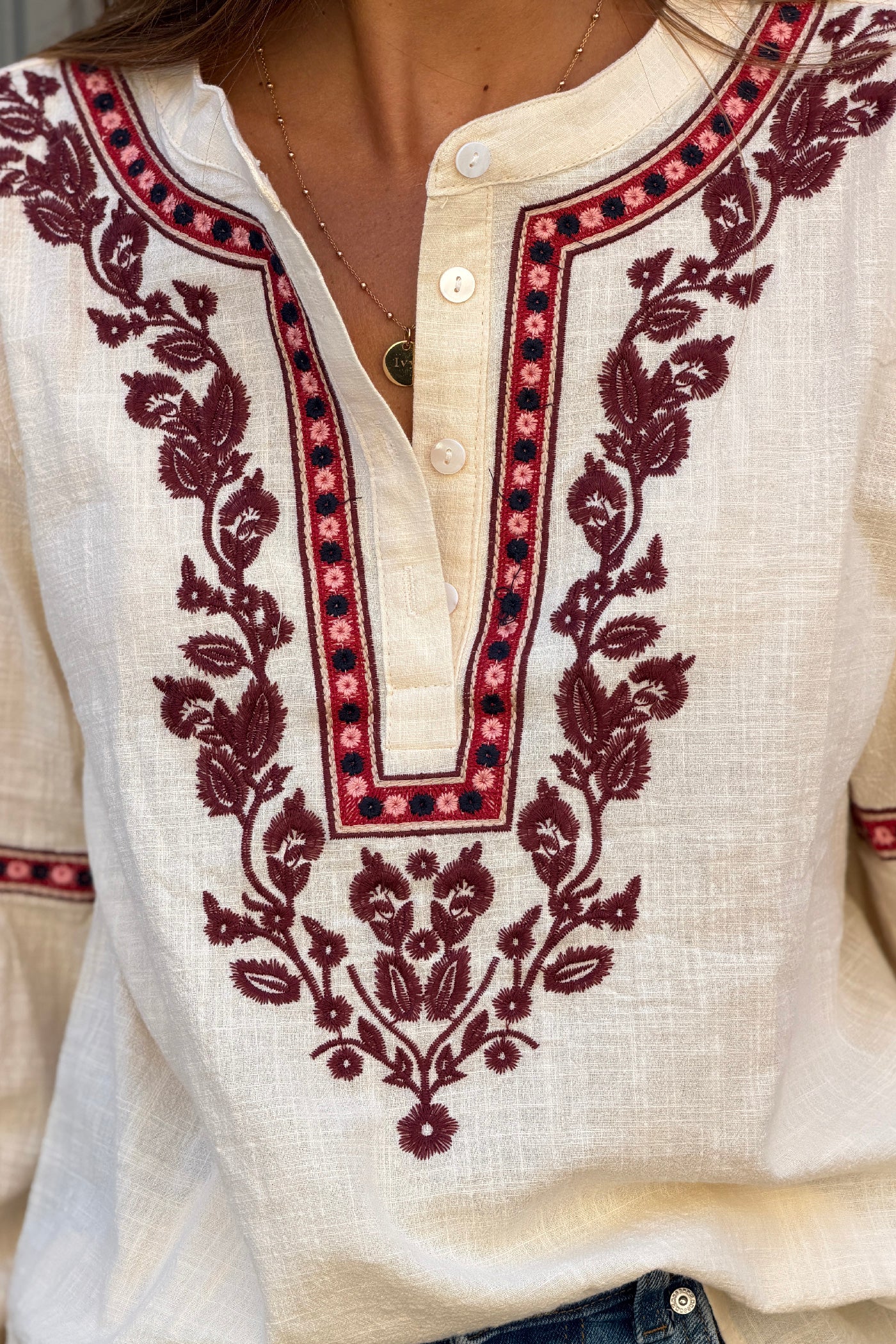 Blouse écru col broderie fleurs bordeaux et aubergine