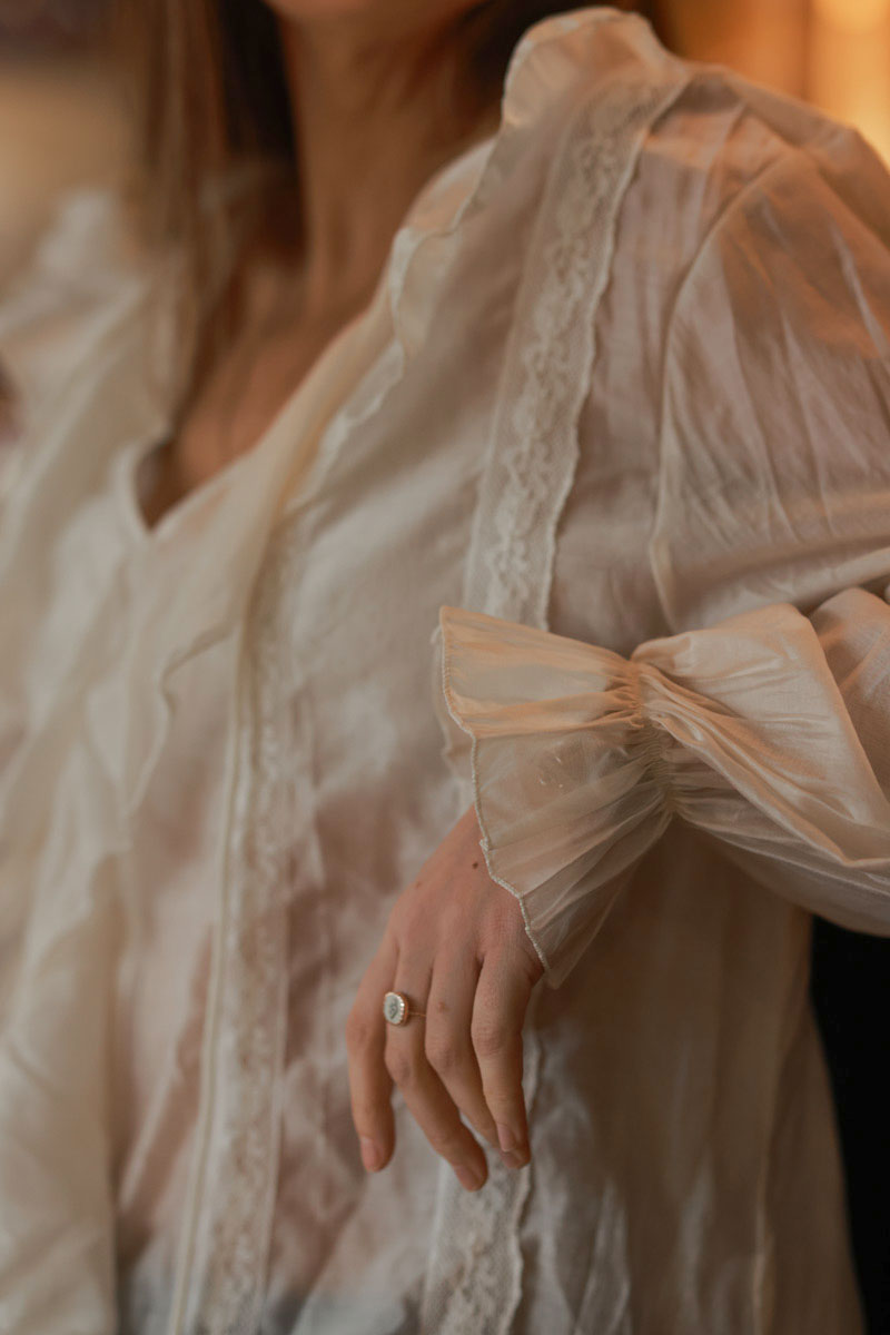 Blouse écru effet soie col et manches volants détails dentelle