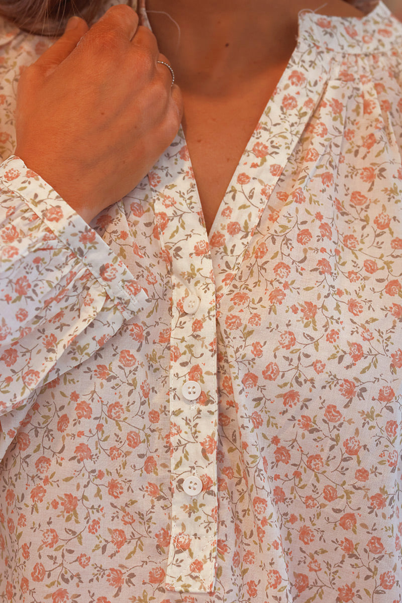 Blouse écrue en coton col boutons imprimé petites fleurs liberty roses