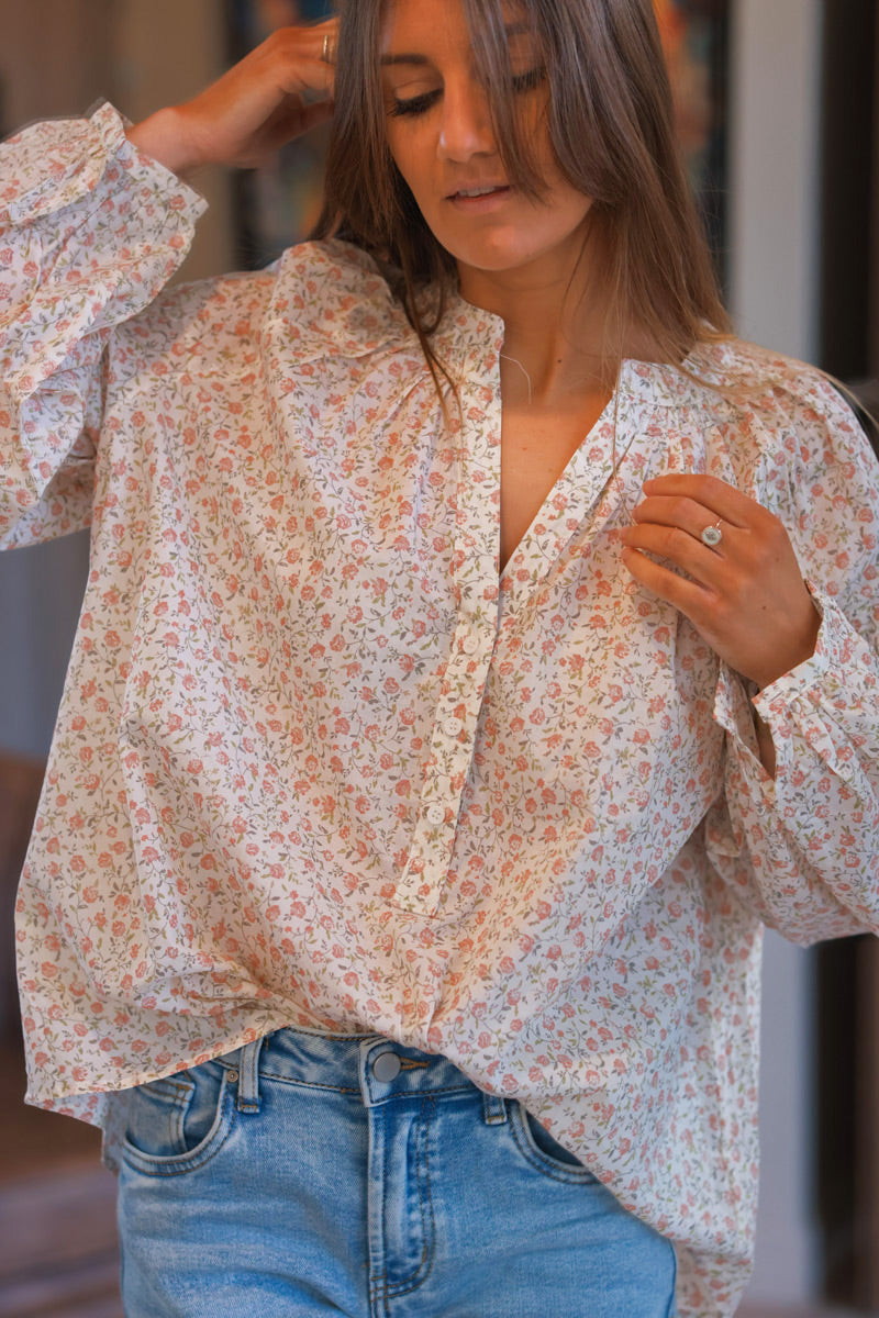 Blouse écrue en coton col boutons imprimé petites fleurs liberty roses