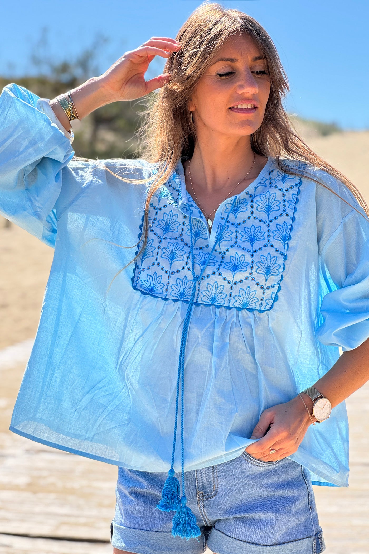 Blouse en coton bleu ciel pompons et broderie col