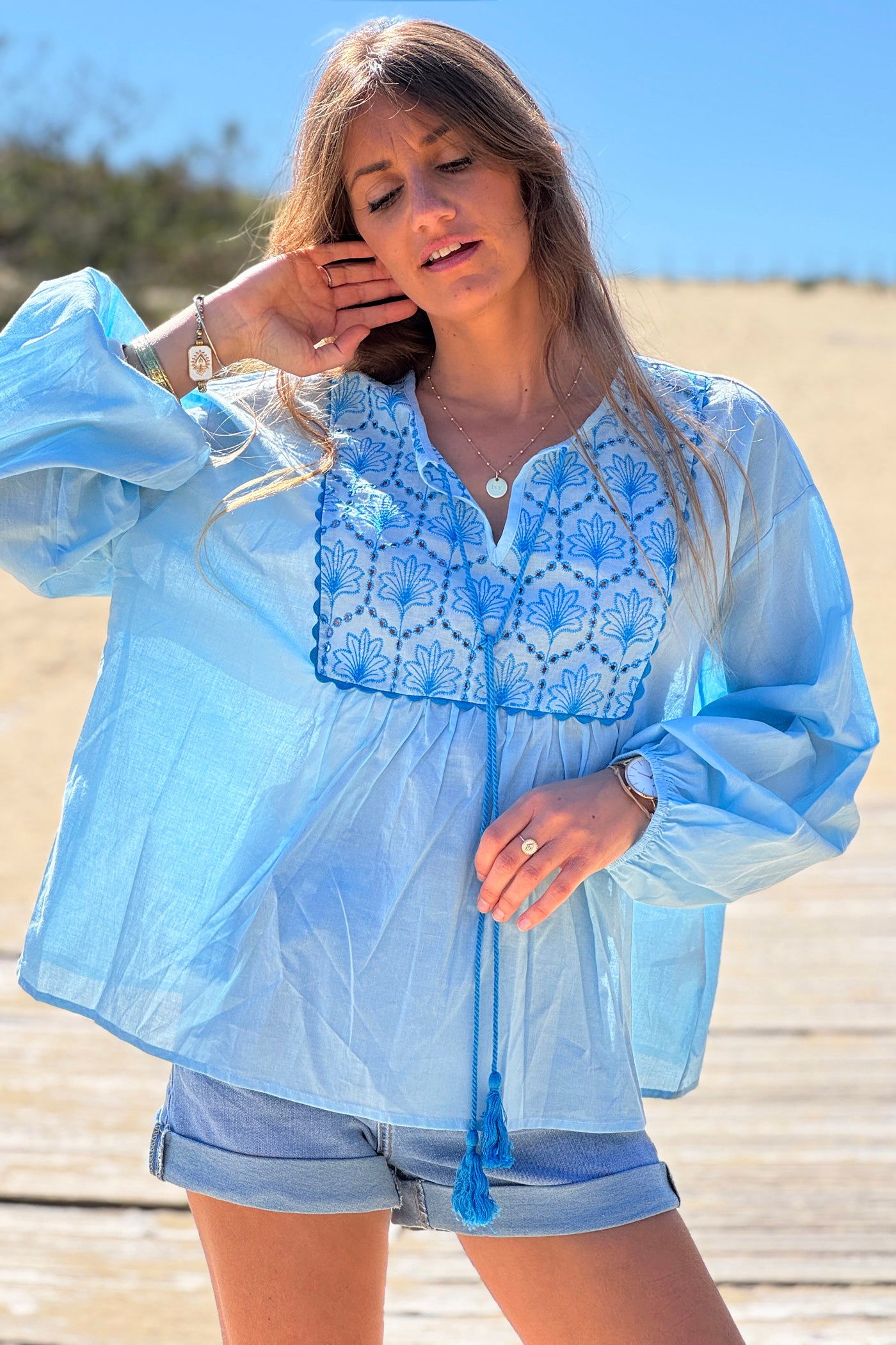 Blouse en coton bleu ciel pompons et broderie col