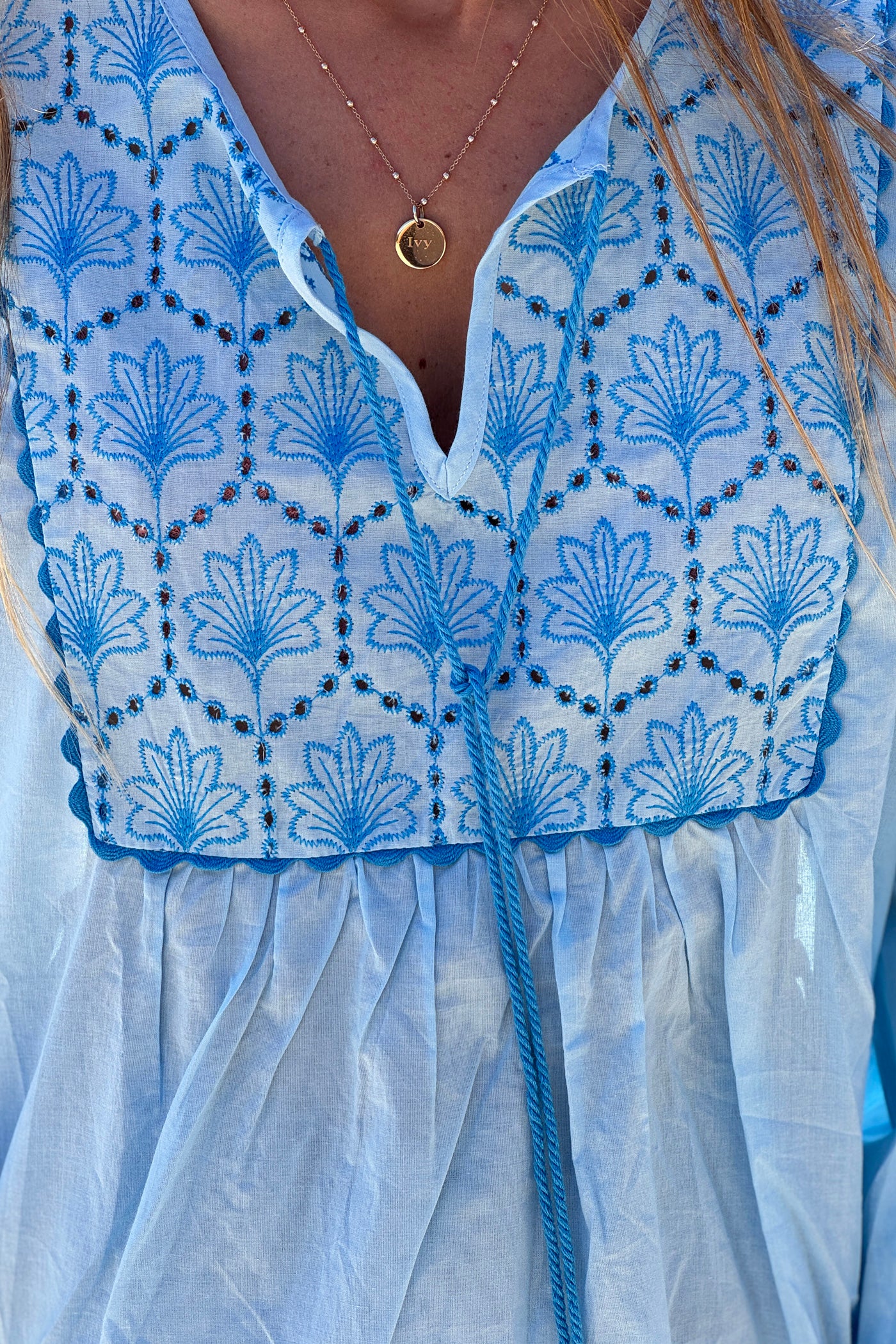 Blouse en coton bleu ciel pompons et broderie col