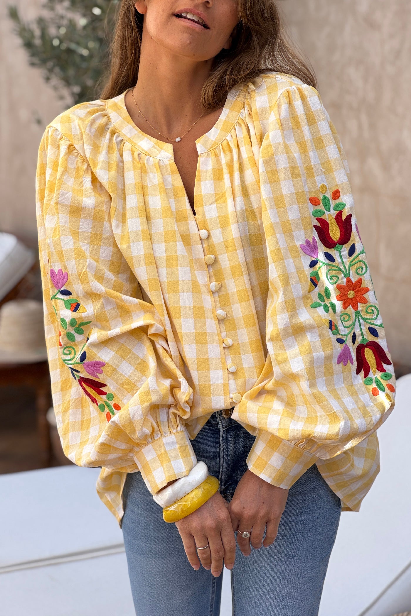Blouse en coton carreaux vichy jaunes et broderie fleurs sur les manches ballons