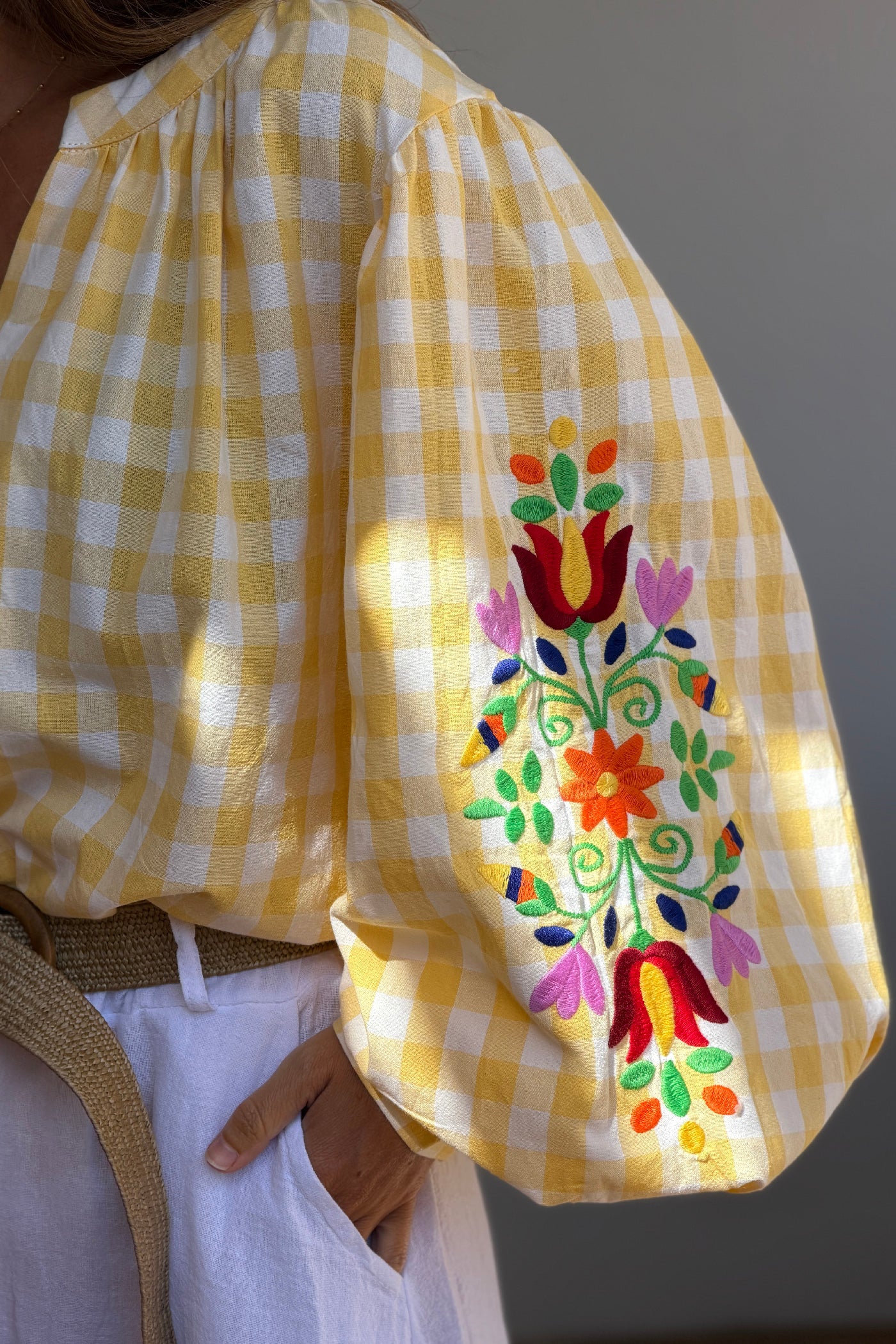 Blouse en coton carreaux vichy jaunes et broderie fleurs sur les manches ballons