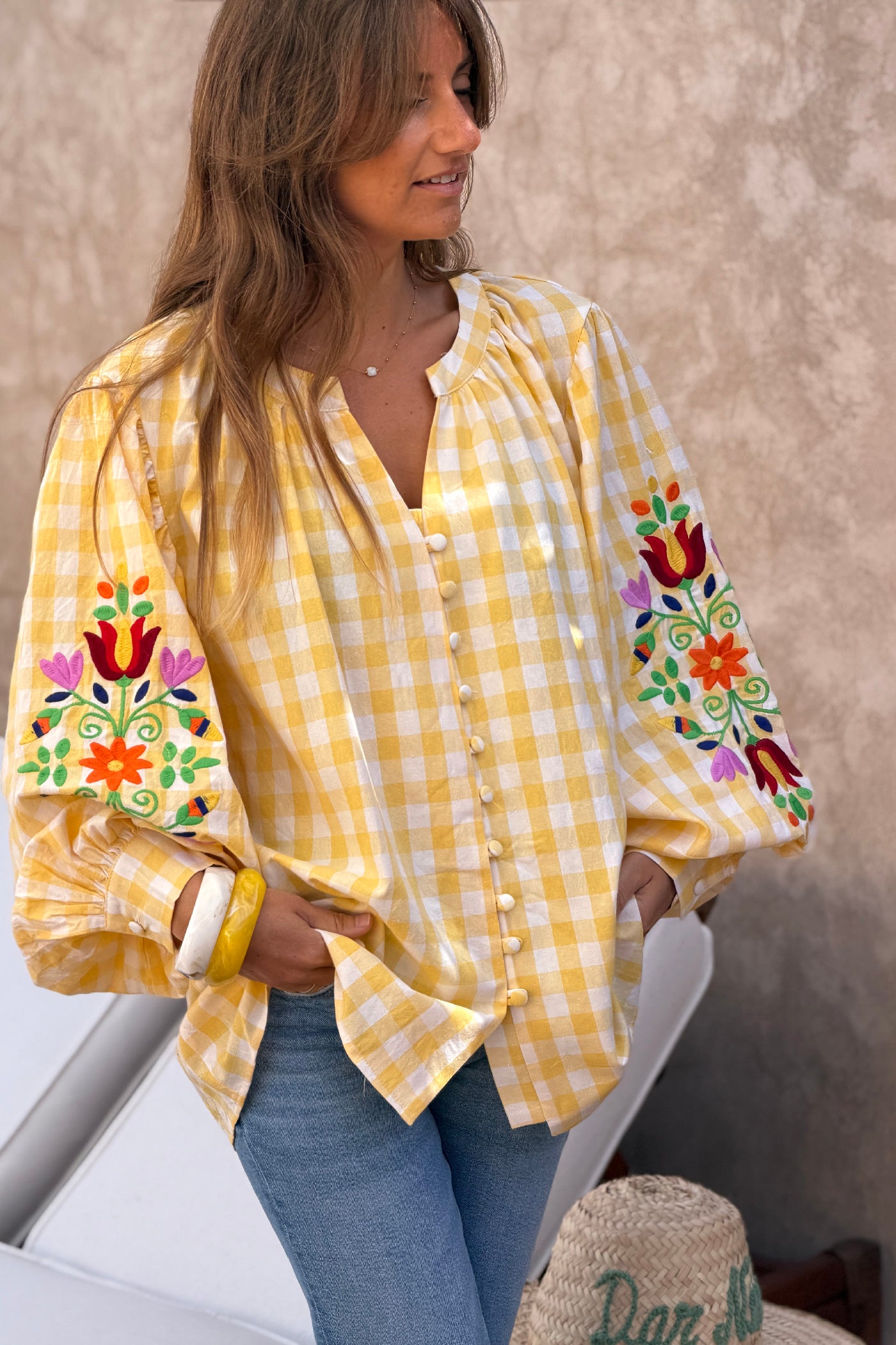 Blouse en coton carreaux vichy jaunes et broderie fleurs sur les manches ballons