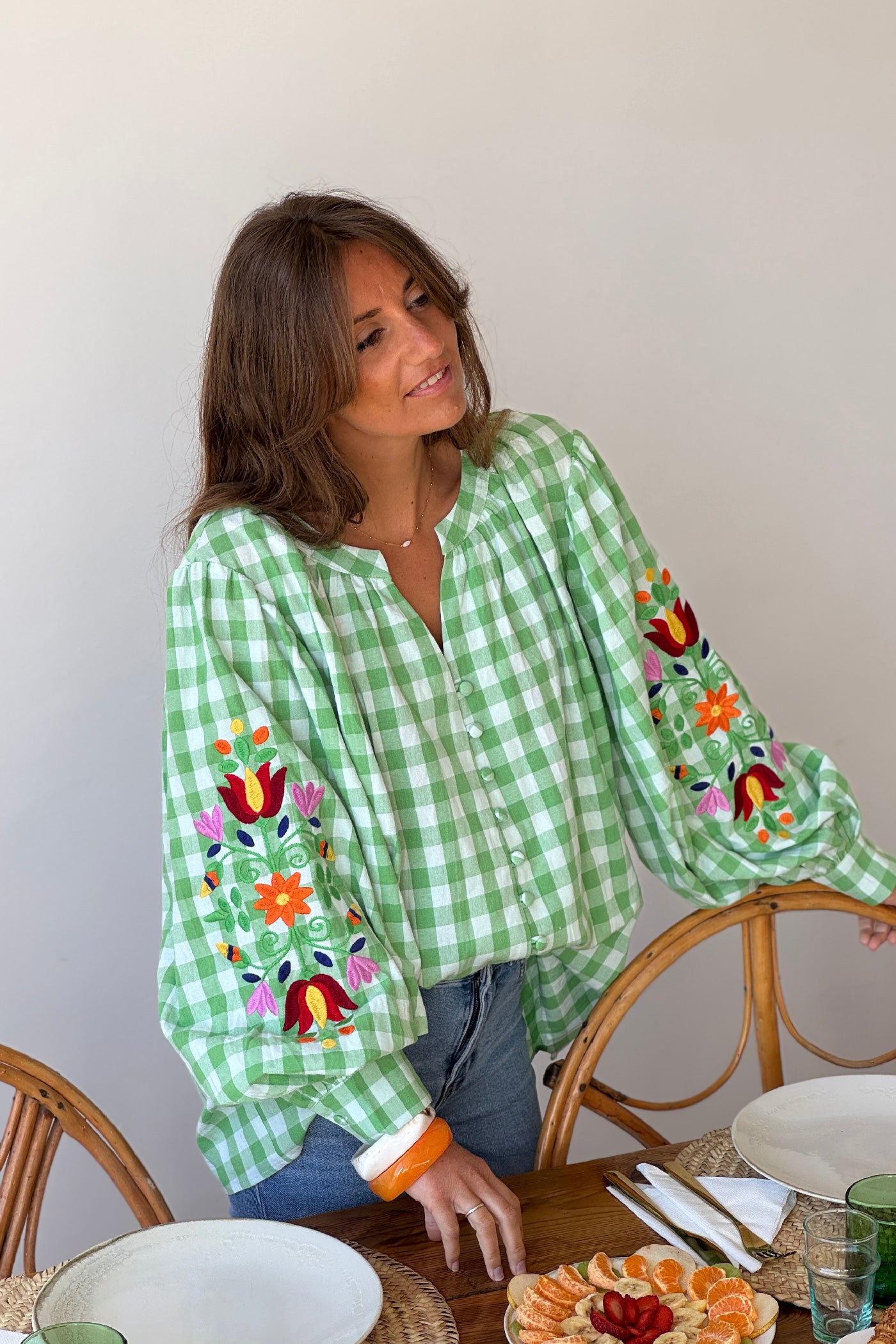 Blouse en coton carreaux vichy verts et broderie fleurs sur les manches ballons