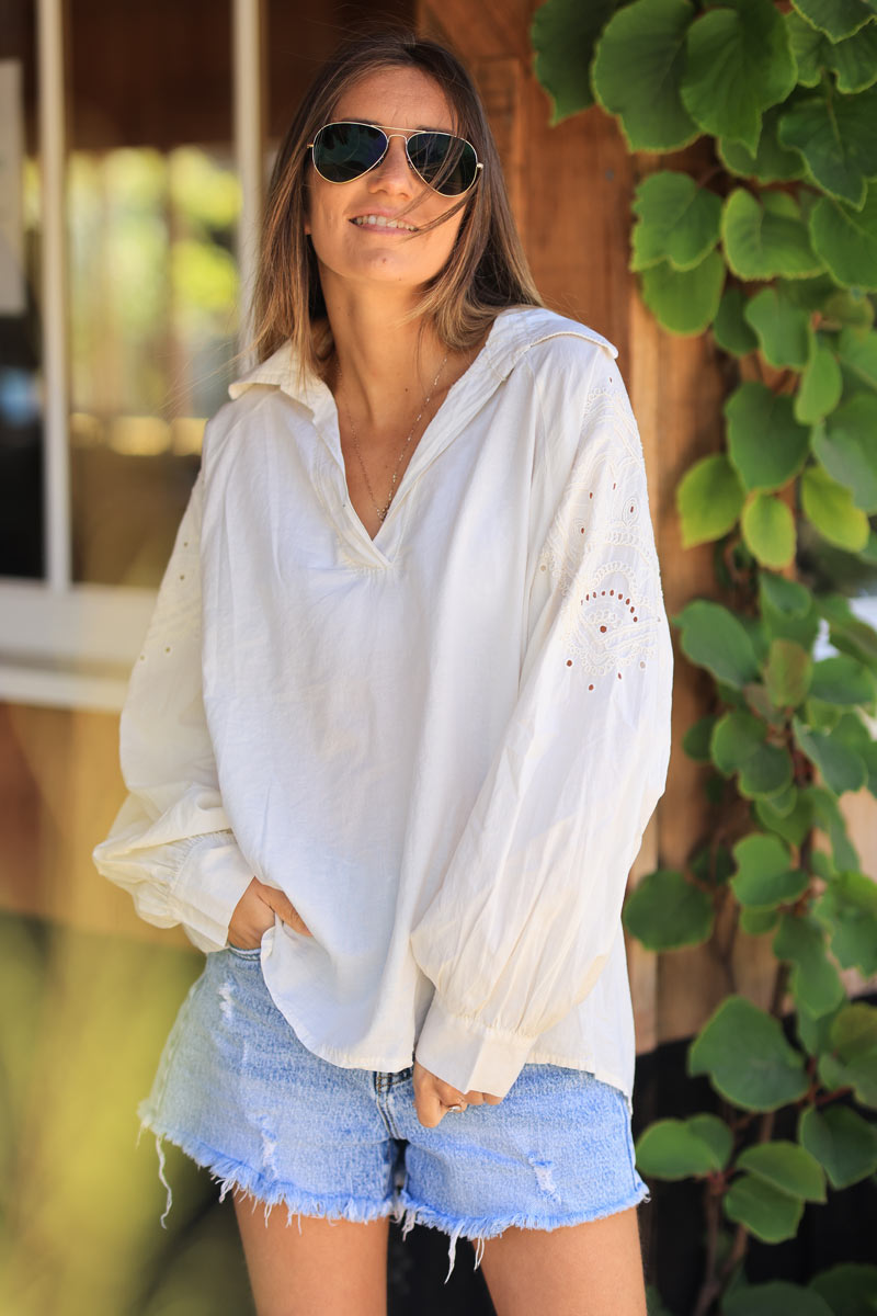 Blusa de algodón crudo con cuello camisero y bordado de corazón mandala en los hombros